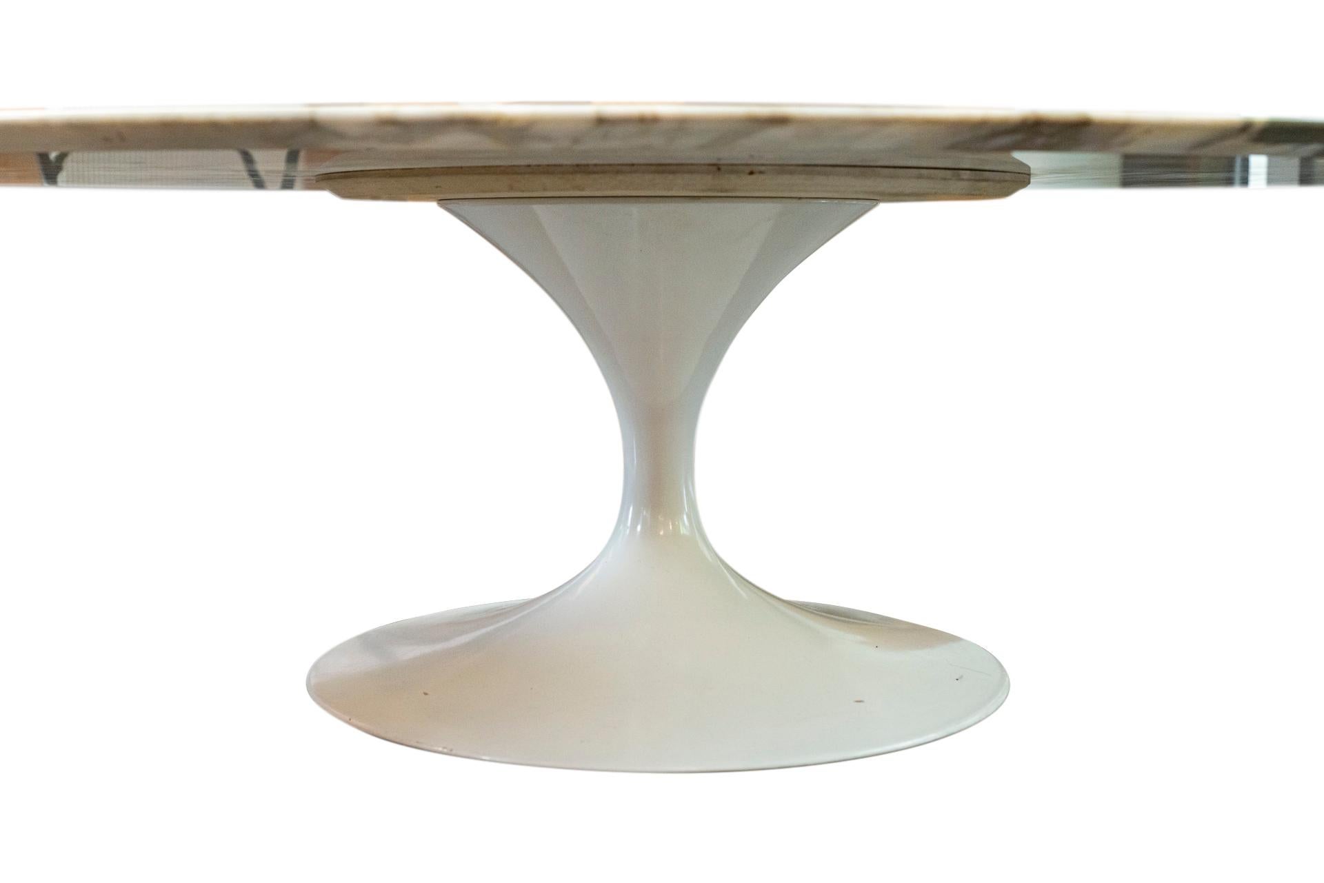 Eero Saarinen (1910-1961) for Knoll,
Tulips coffee table,
Metal foot, Calacatta marble tabletop,
France, circa 1970.

Measures: Width 137 cm, depth 91.5 cm, height 38 cm.

Eero Saarinen is an American architect and designer of Finnish origin born