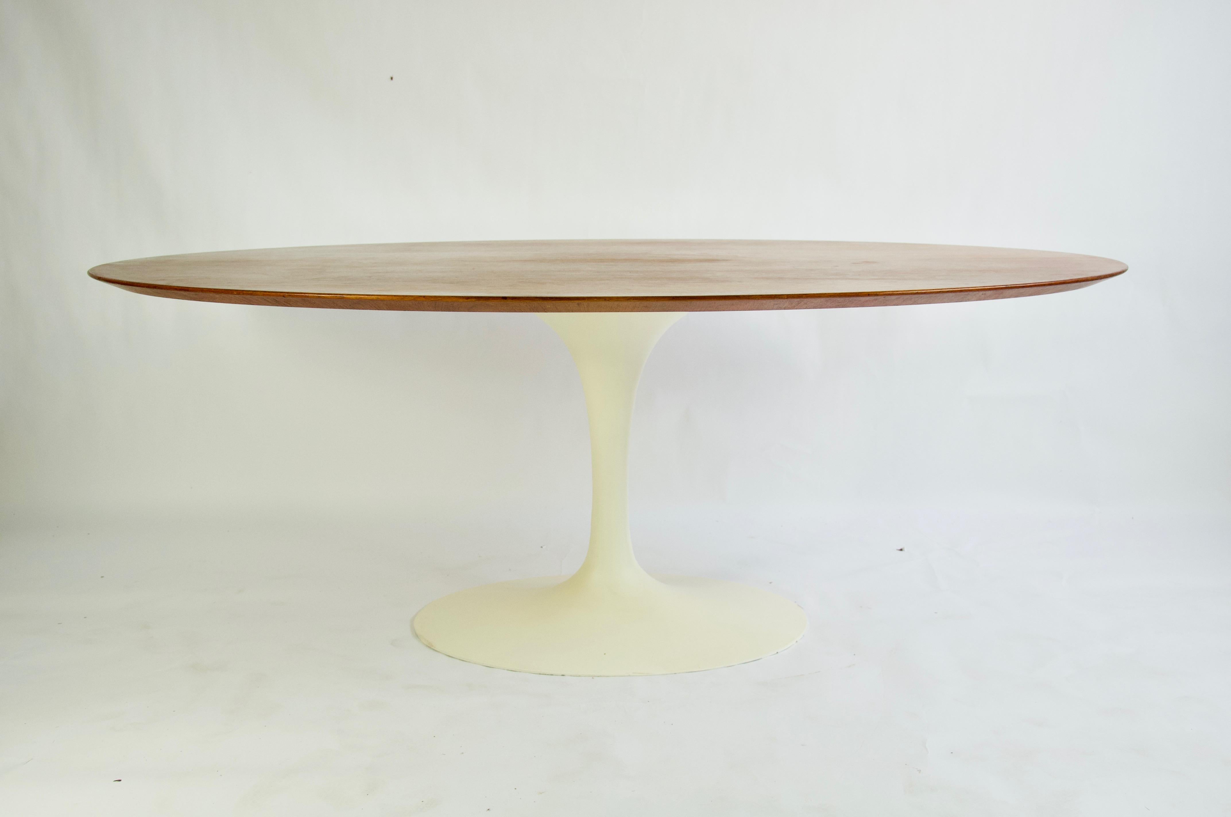 Vintage Eero Saarinen for Knoll Walnut Oval Dining Table.
Heavy cast base.


Table top is Currently being refinished in the original natural finish.