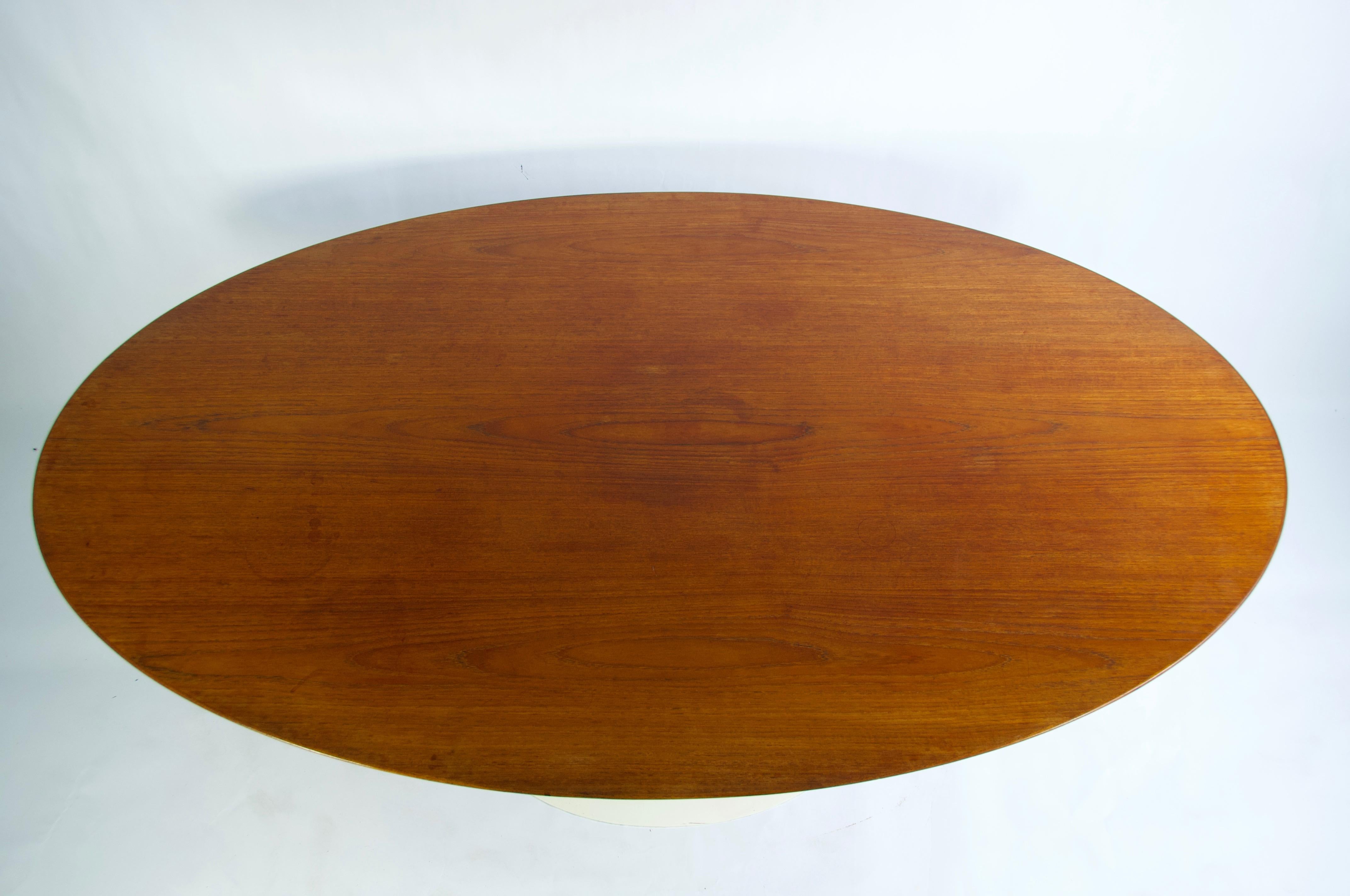 Eero Saarinen for Knoll Walnut Oval Dining Table (amerikanisch) im Angebot