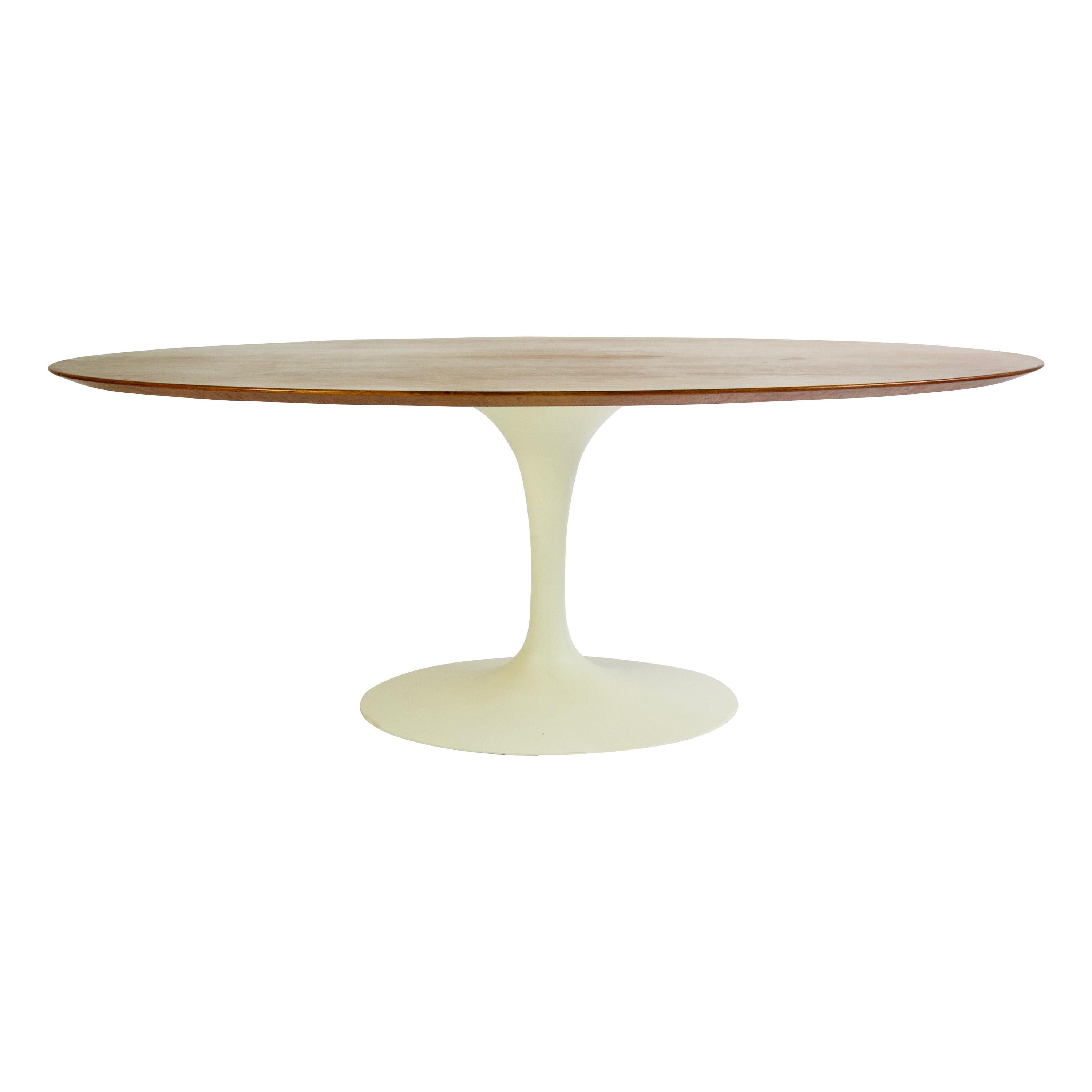 Eero Saarinen for Knoll Walnut Oval Dining Table im Angebot