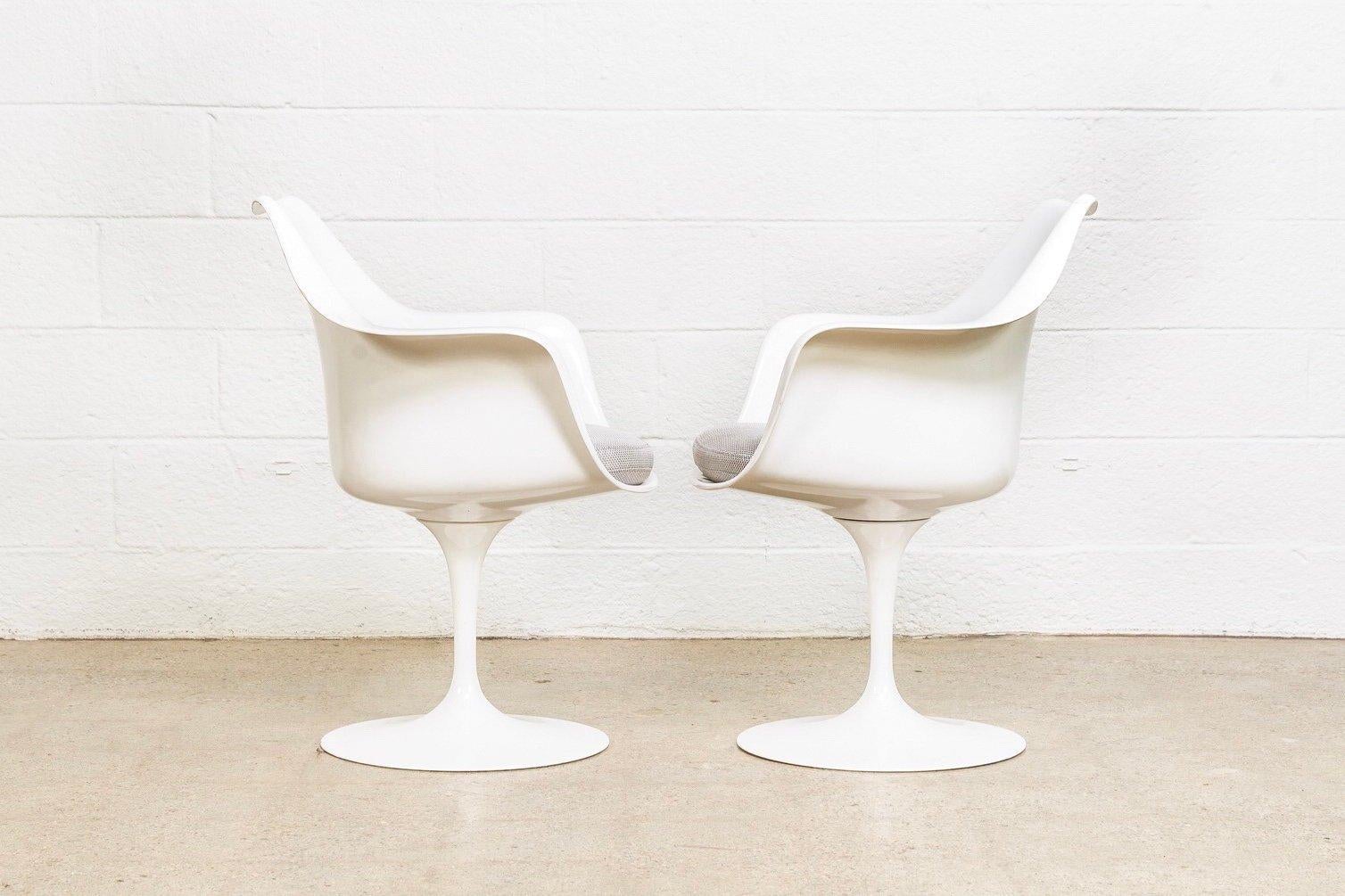 Eero Saarinen for Knoll White Tulip Arm Chairs, Gray Knoll Cushions, Set of 4 In Good Condition In Detroit, MI