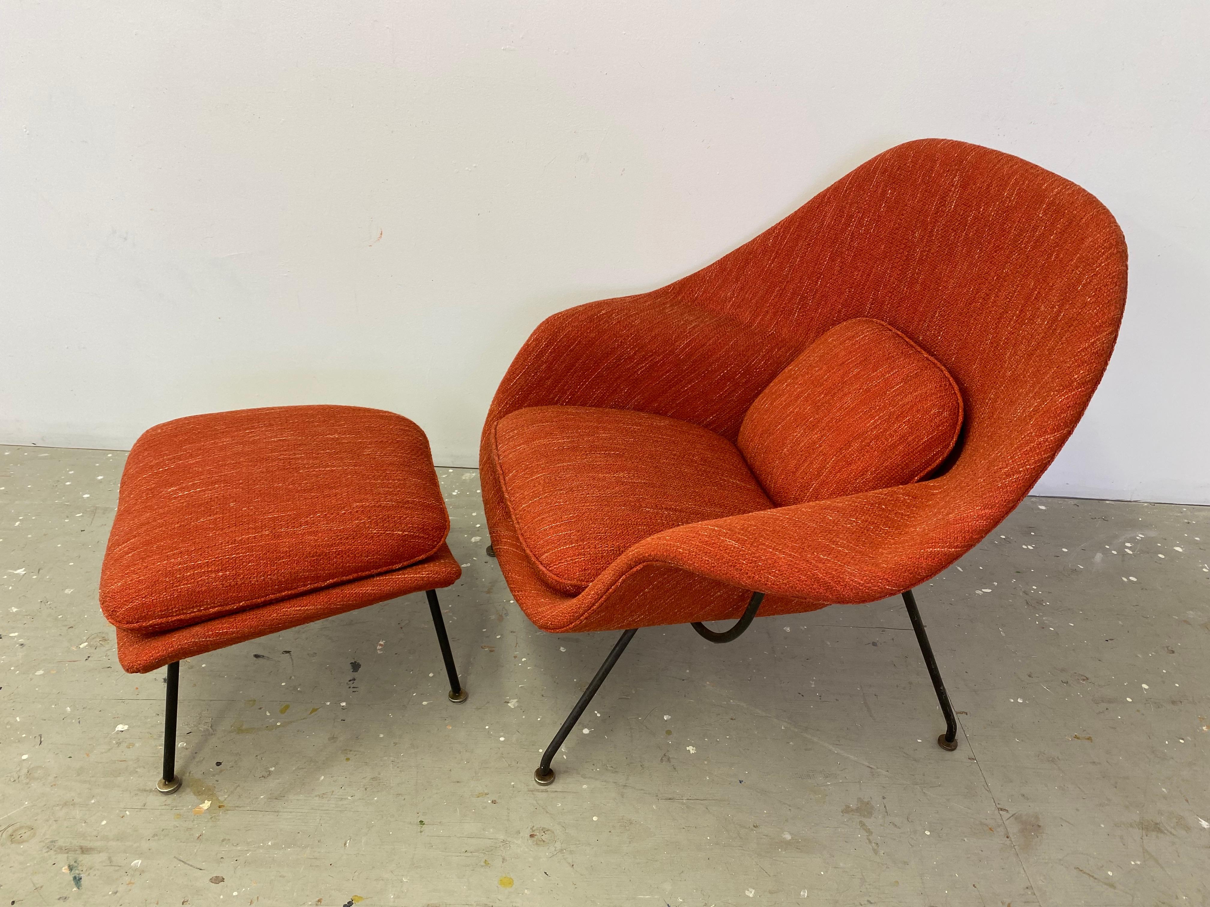 Mid-Century Modern Eero Saarinen for Knoll Womb Chair and Ottoman For Sale