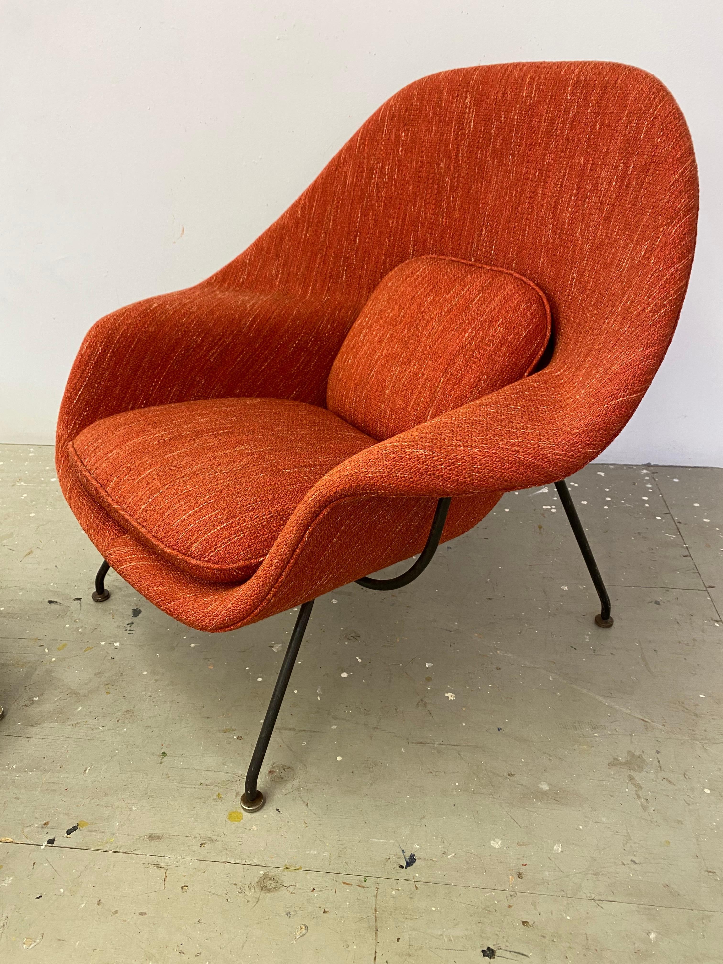 Womb Chair und Ottomane, Eero Saarinen für Knoll (Mitte des 20. Jahrhunderts) im Angebot