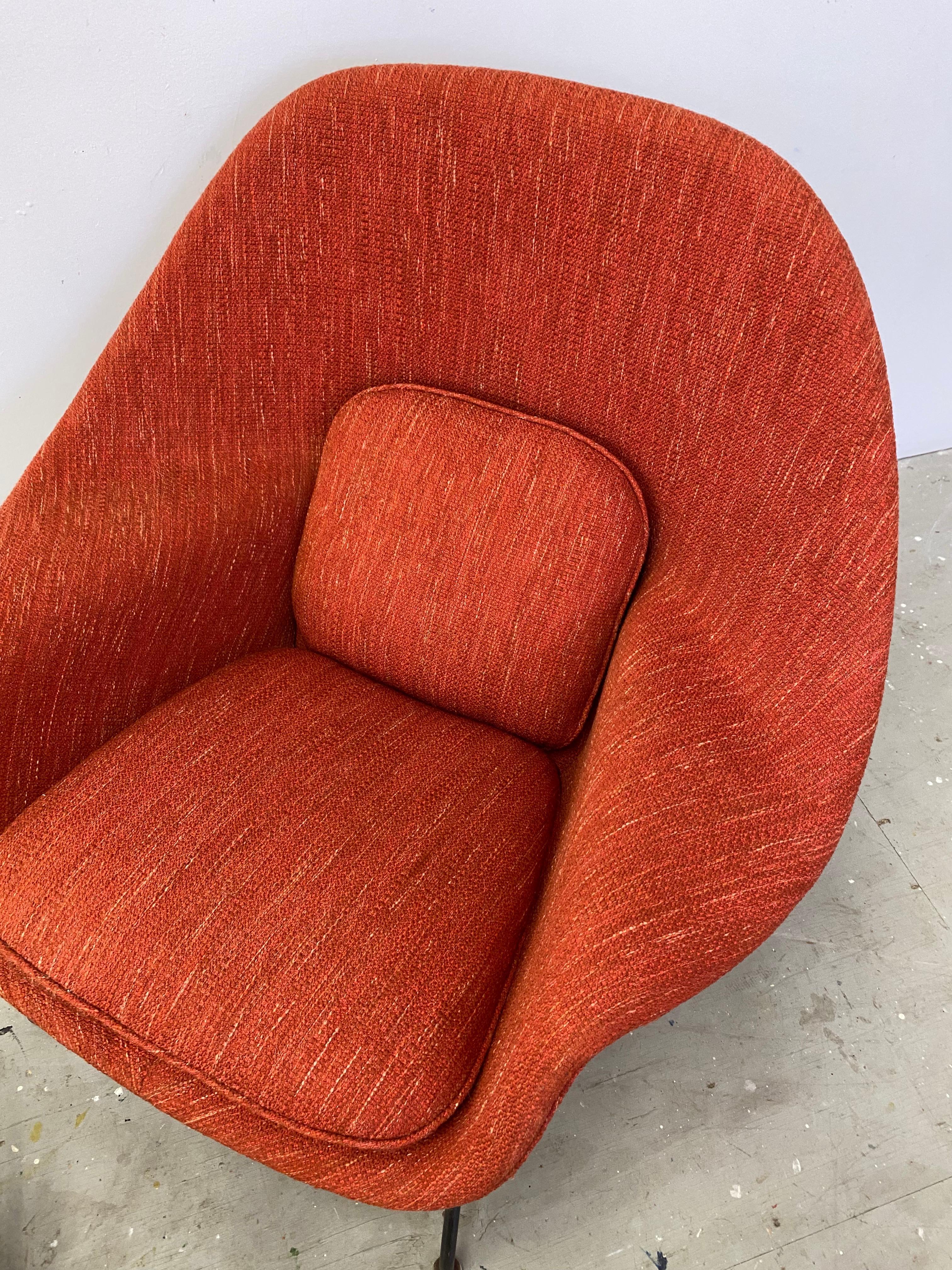 Chaise et pouf Womb d'Eero Saarinen pour Knoll 1
