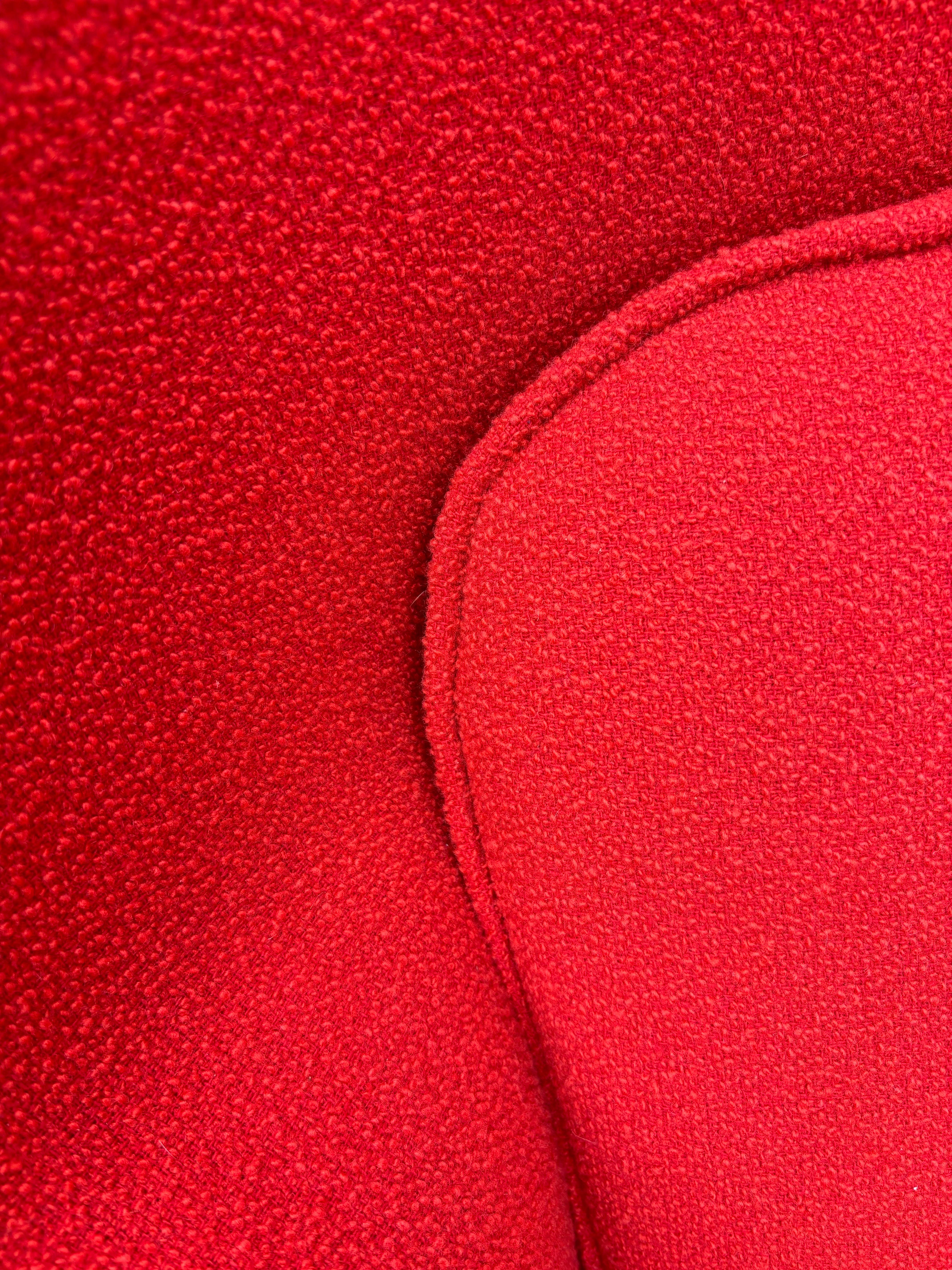 Eero Saarinen for Knoll Womb Chair and Ottoman in a red Boucle in vendita 2