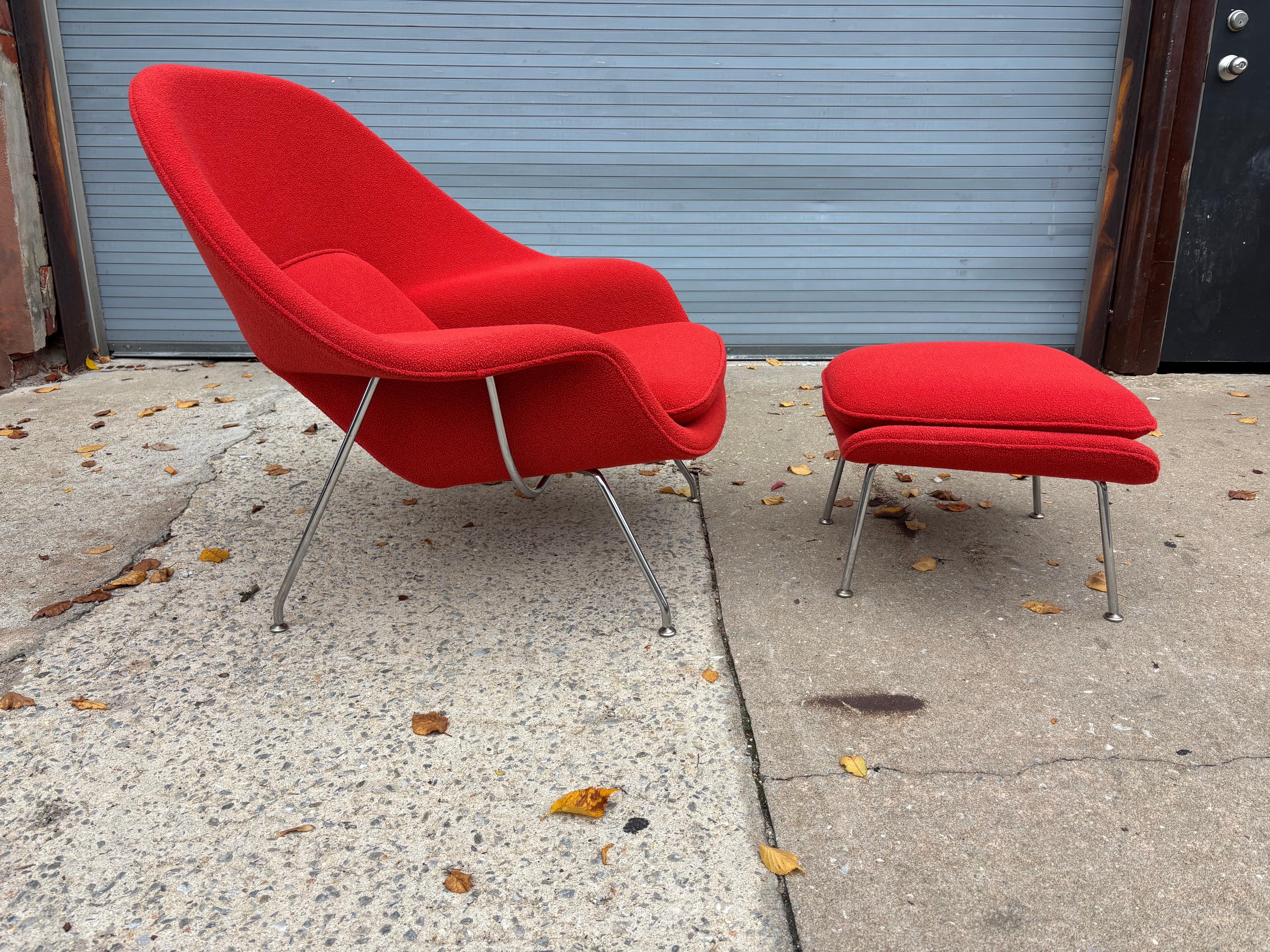 Mid-Century moderno Eero Saarinen for Knoll Womb Chair and Ottoman in a red Boucle in vendita