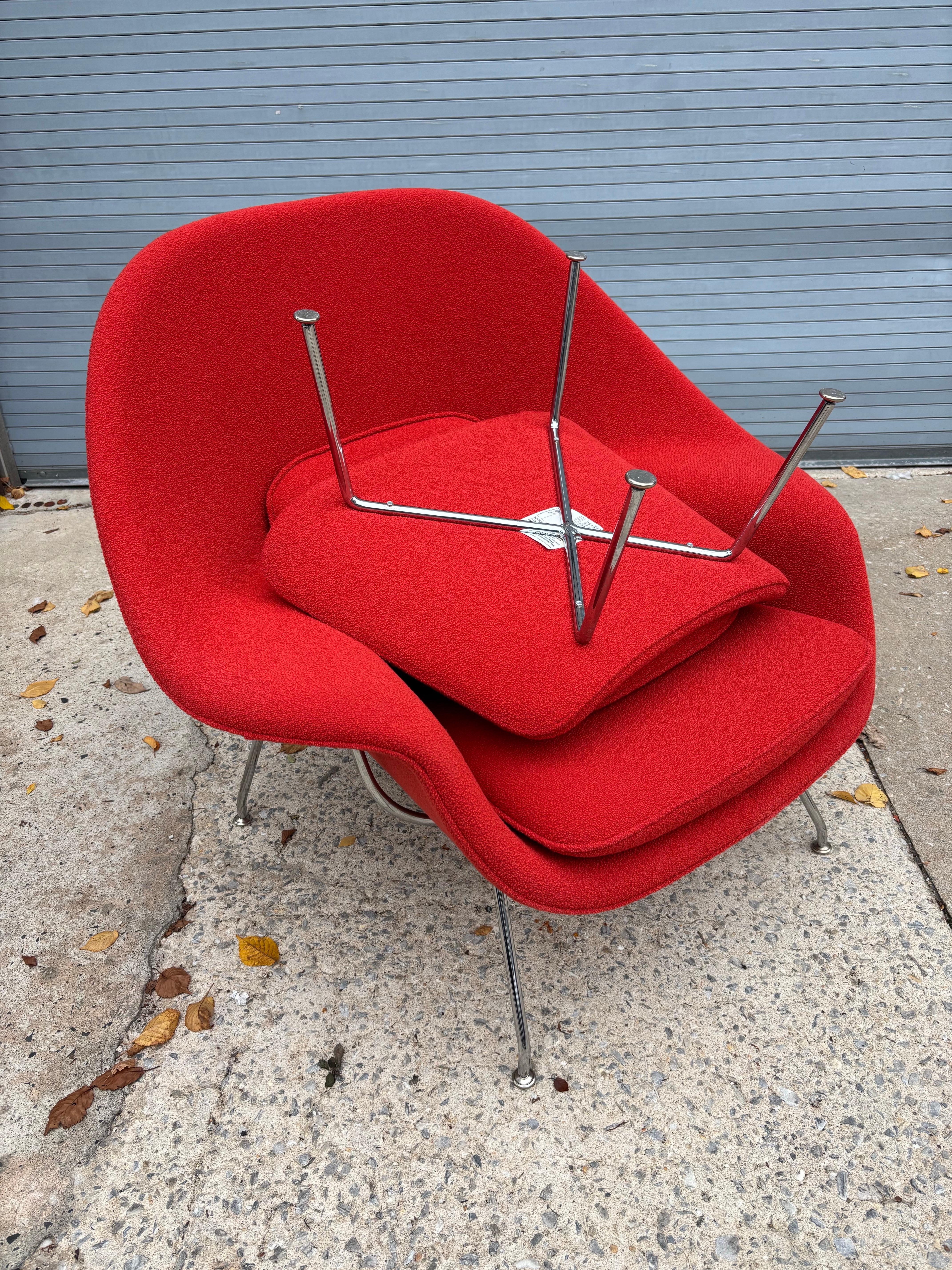 Americano Eero Saarinen for Knoll Womb Chair and Ottoman in a red Boucle in vendita