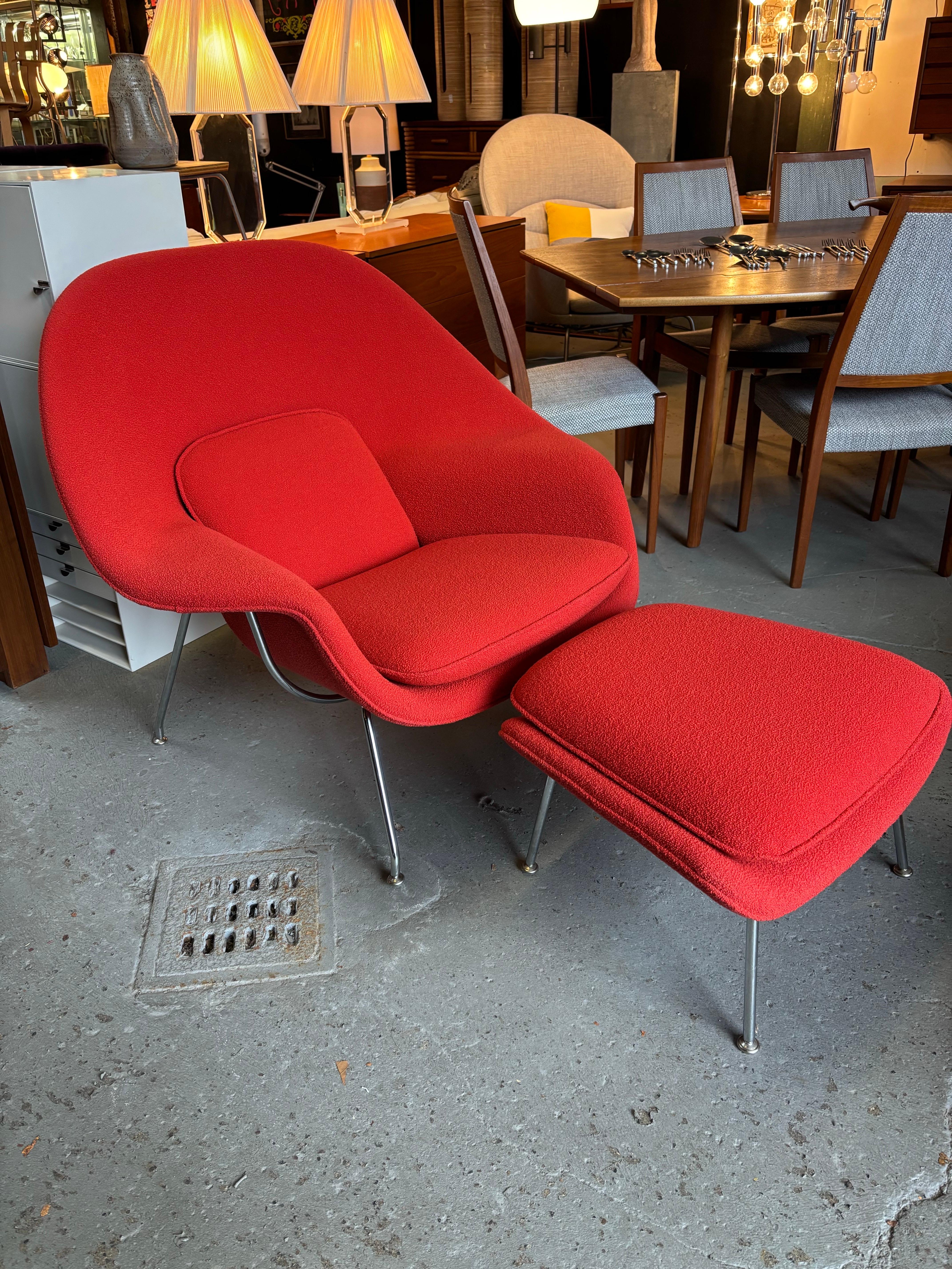 Fatto a macchina Eero Saarinen for Knoll Womb Chair and Ottoman in a red Boucle in vendita