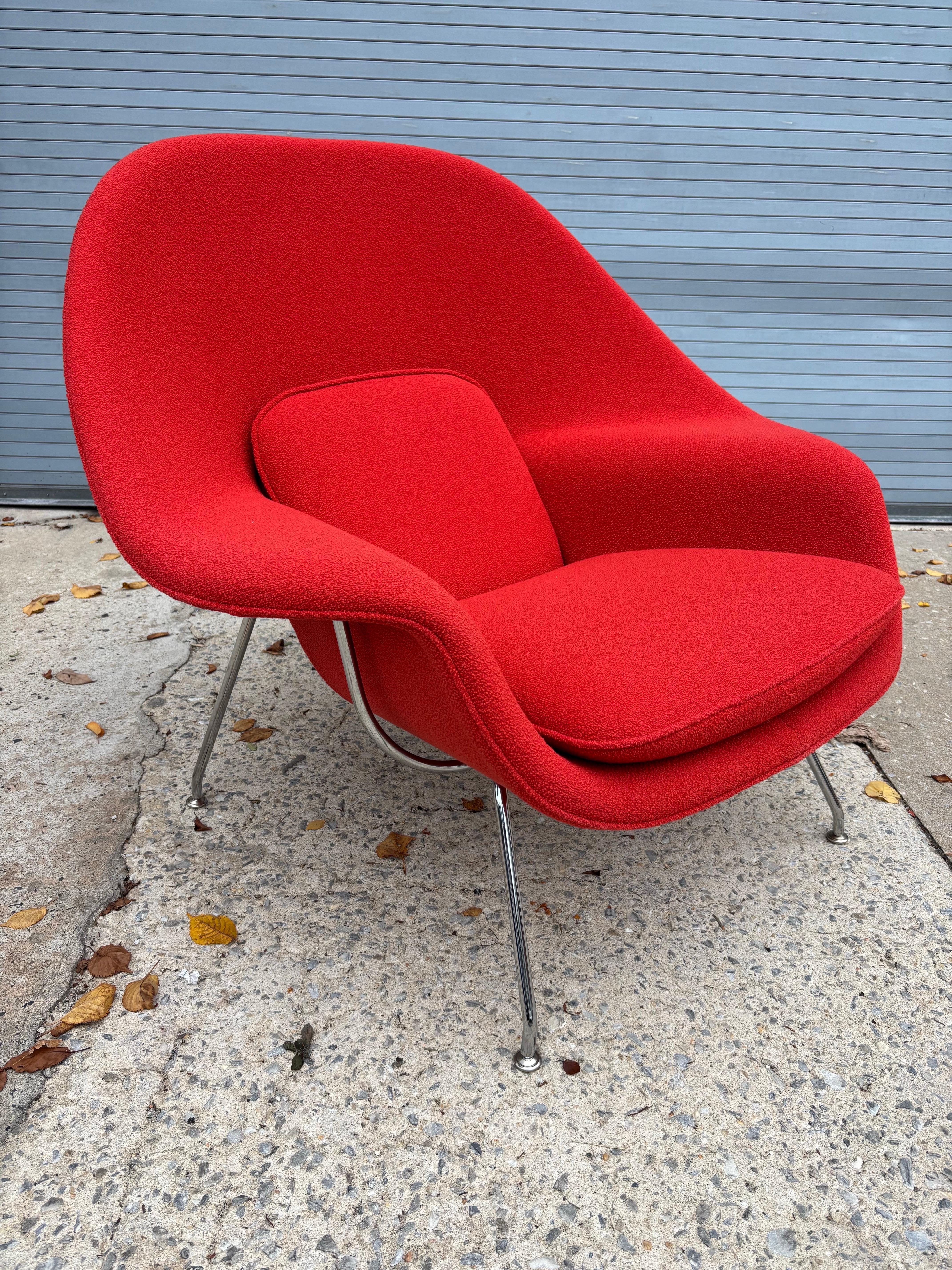 Eero Saarinen for Knoll Womb Chair and Ottoman in a red Boucle In condizioni buone in vendita a Philadelphia, PA