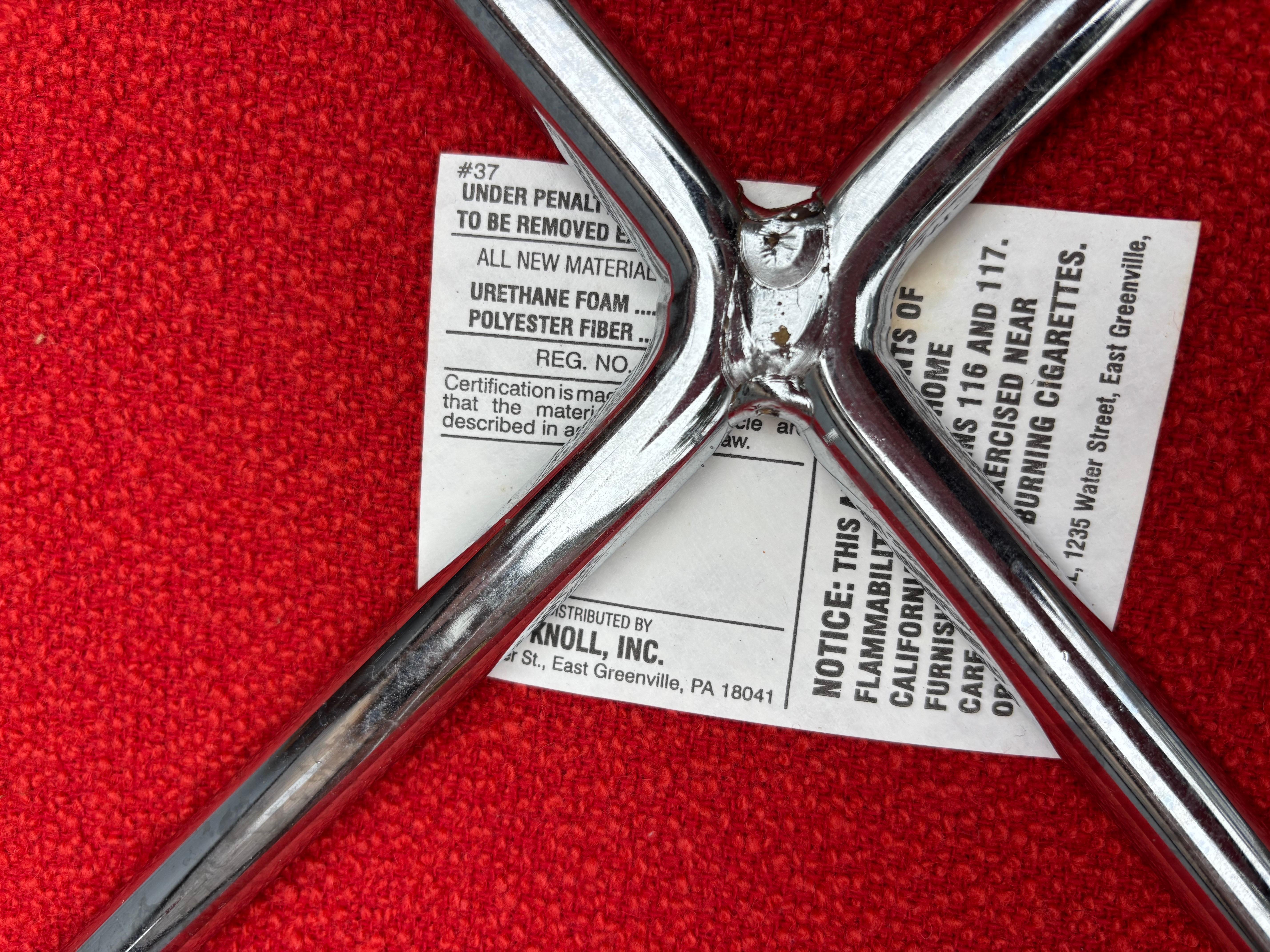 XX secolo Eero Saarinen for Knoll Womb Chair and Ottoman in a red Boucle in vendita
