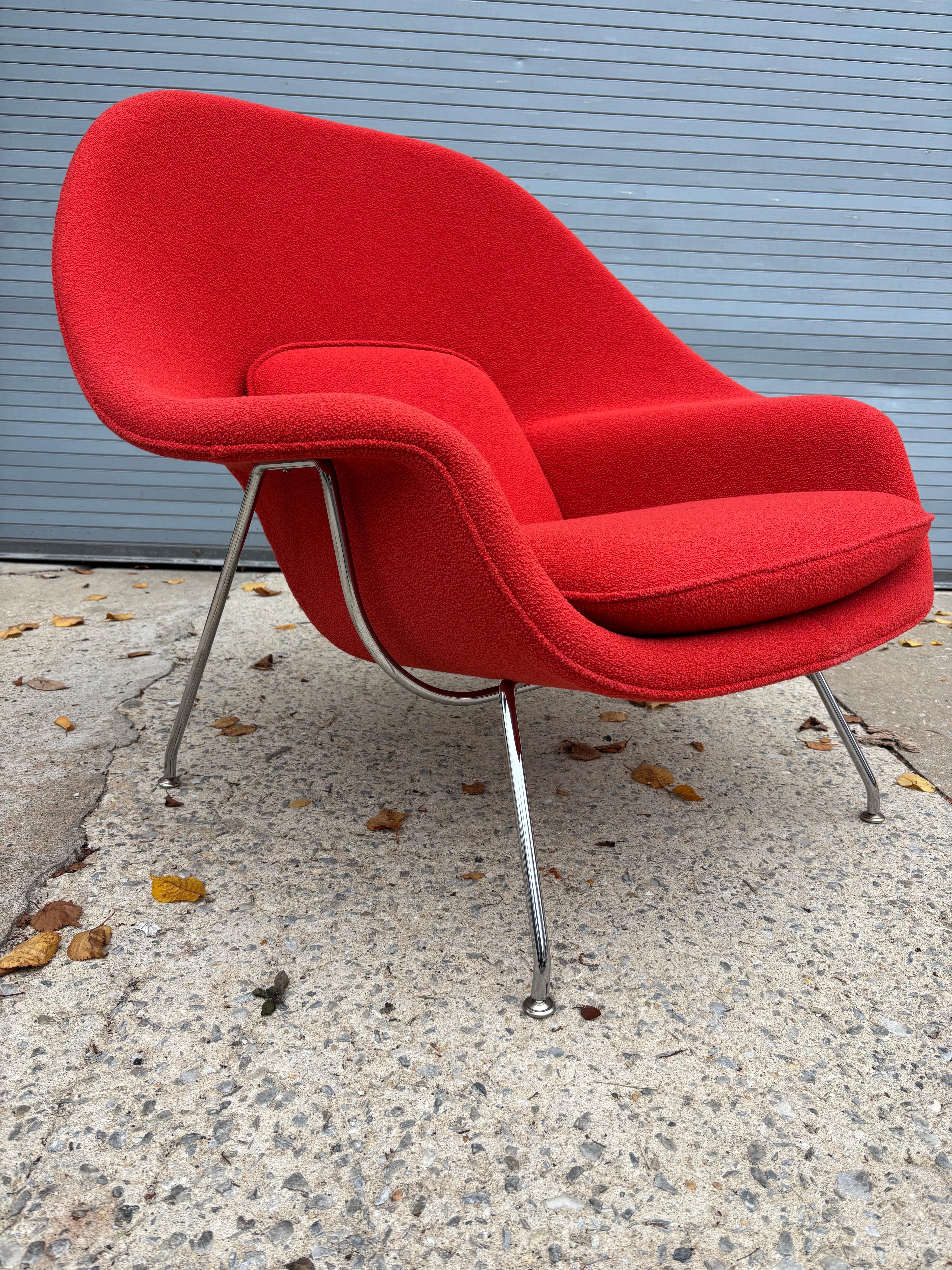 Tappezzeria Eero Saarinen for Knoll Womb Chair and Ottoman in a red Boucle in vendita