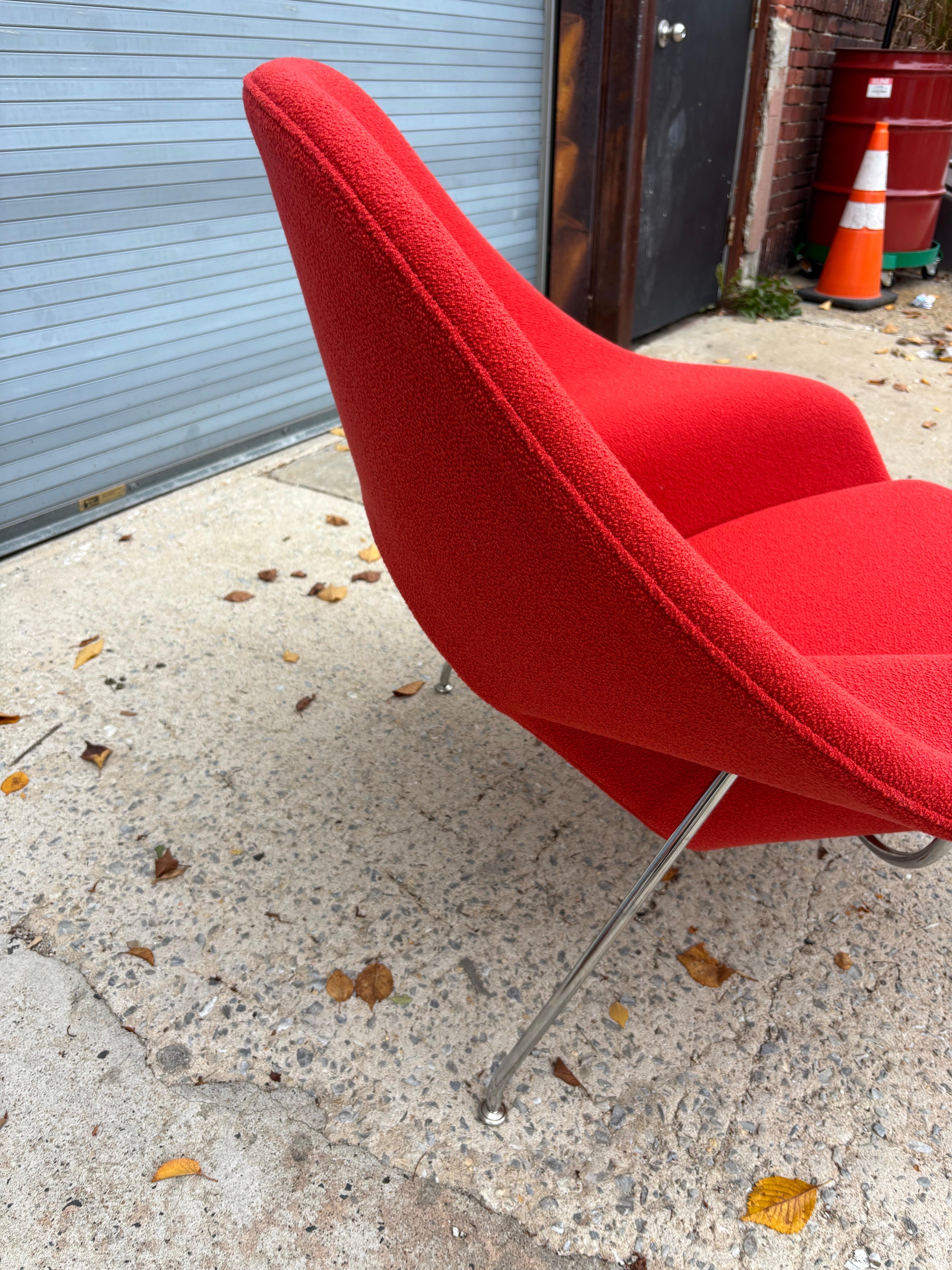 Eero Saarinen for Knoll Womb Chair and Ottoman in a red Boucle in vendita 1