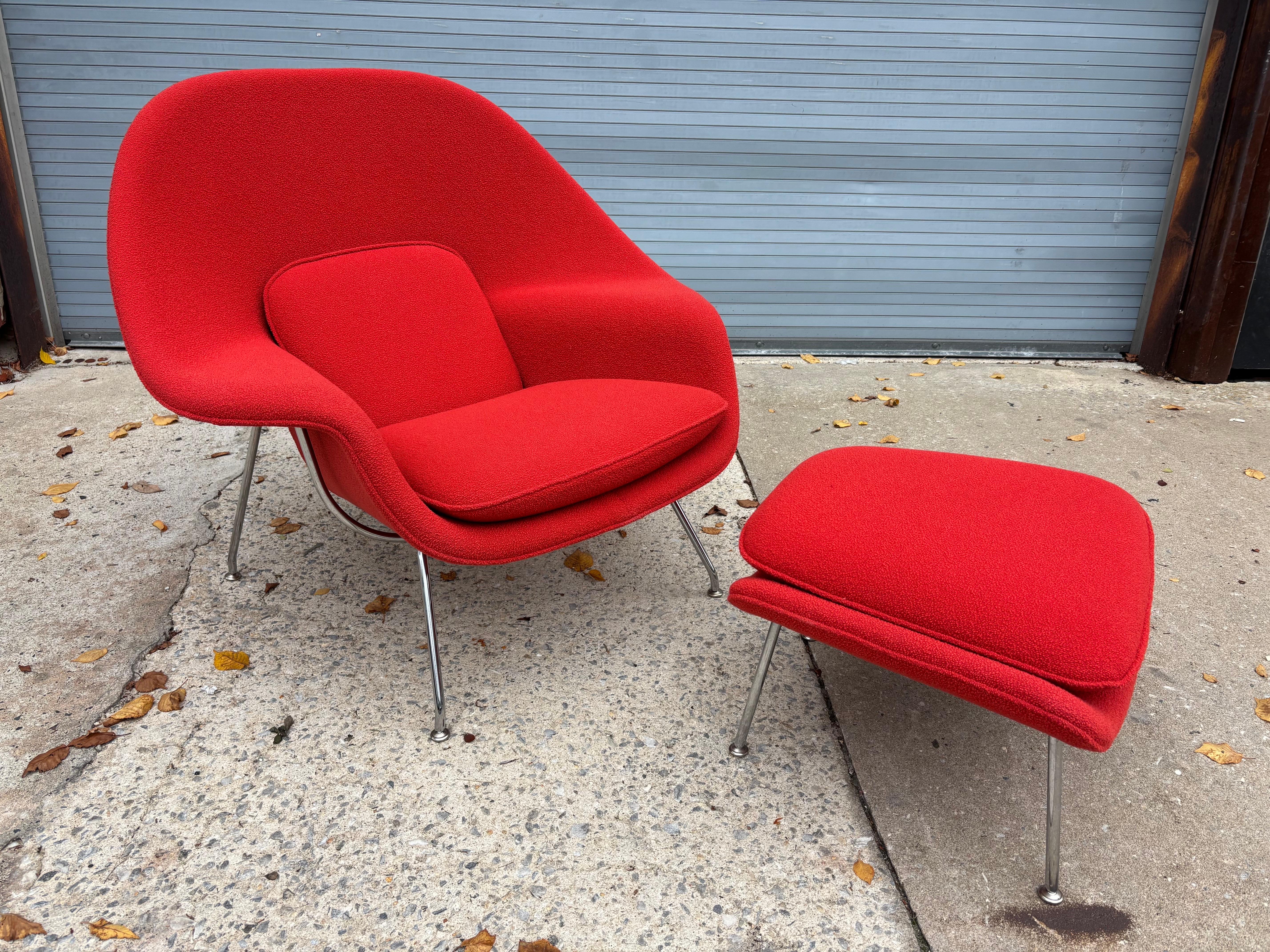 Eero Saarinen for Knoll Womb Chair and Ottoman in a red Boucle in vendita