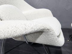 Eero Saarinen for Knoll Womb Chair and Ottoman in Off-White Boucle (chaise et pouf en blanc cassé)