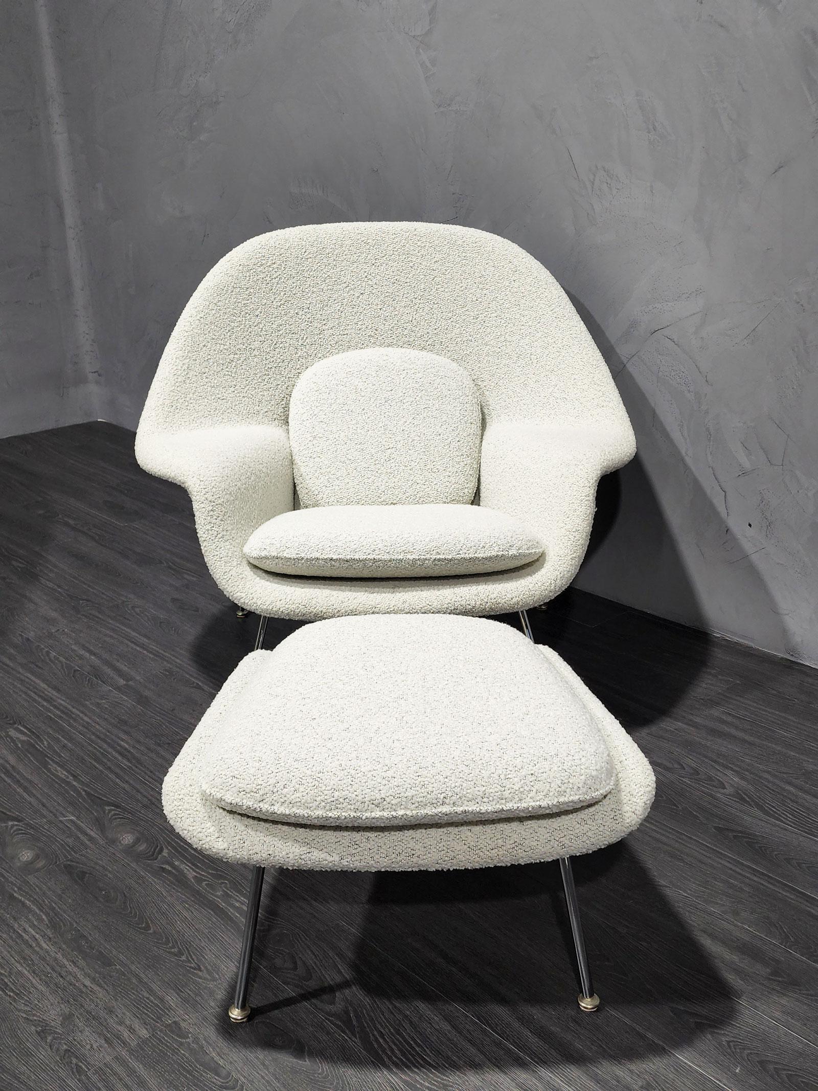 Mid-Century Modern Eero Saarinen for Knoll Womb Chair and Ottoman in Off-White Boucle For Sale