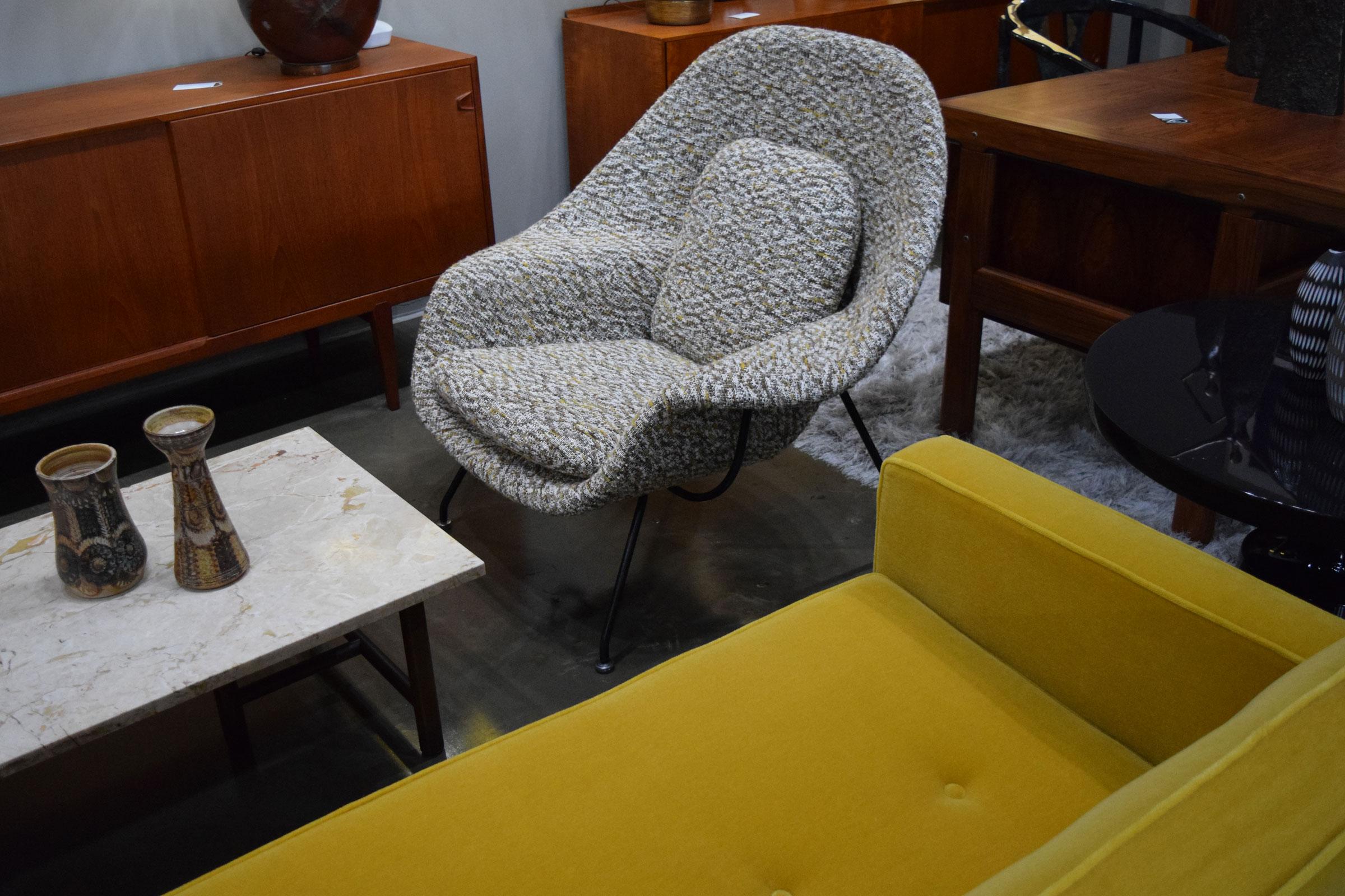 Eero Saarinen for Knoll Womb Chair is French Boucle For Sale 2