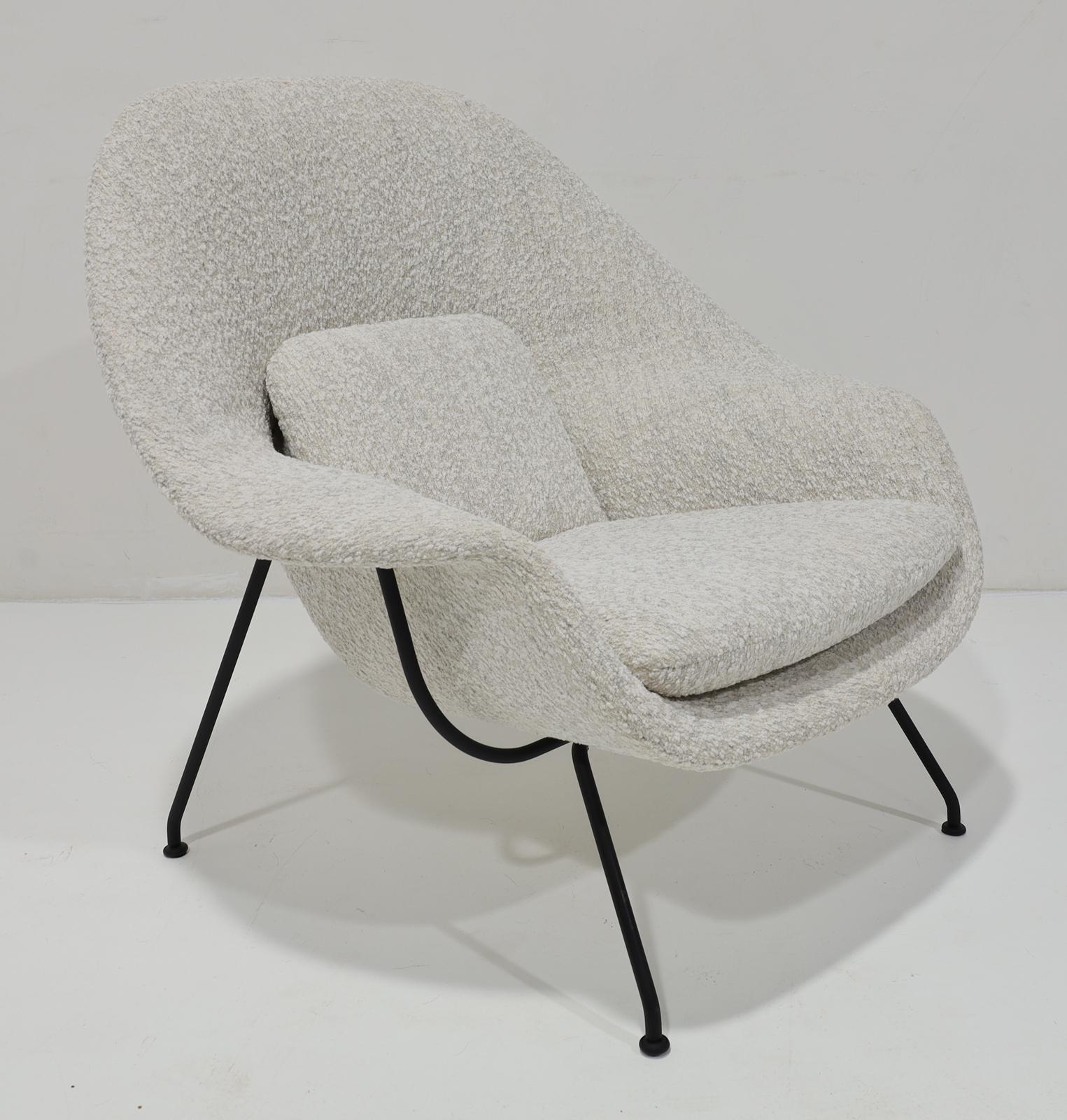 Mid-Century moderno Eero Saarinen for Knoll Womb Chair is Pierre Frey Boucle' in vendita