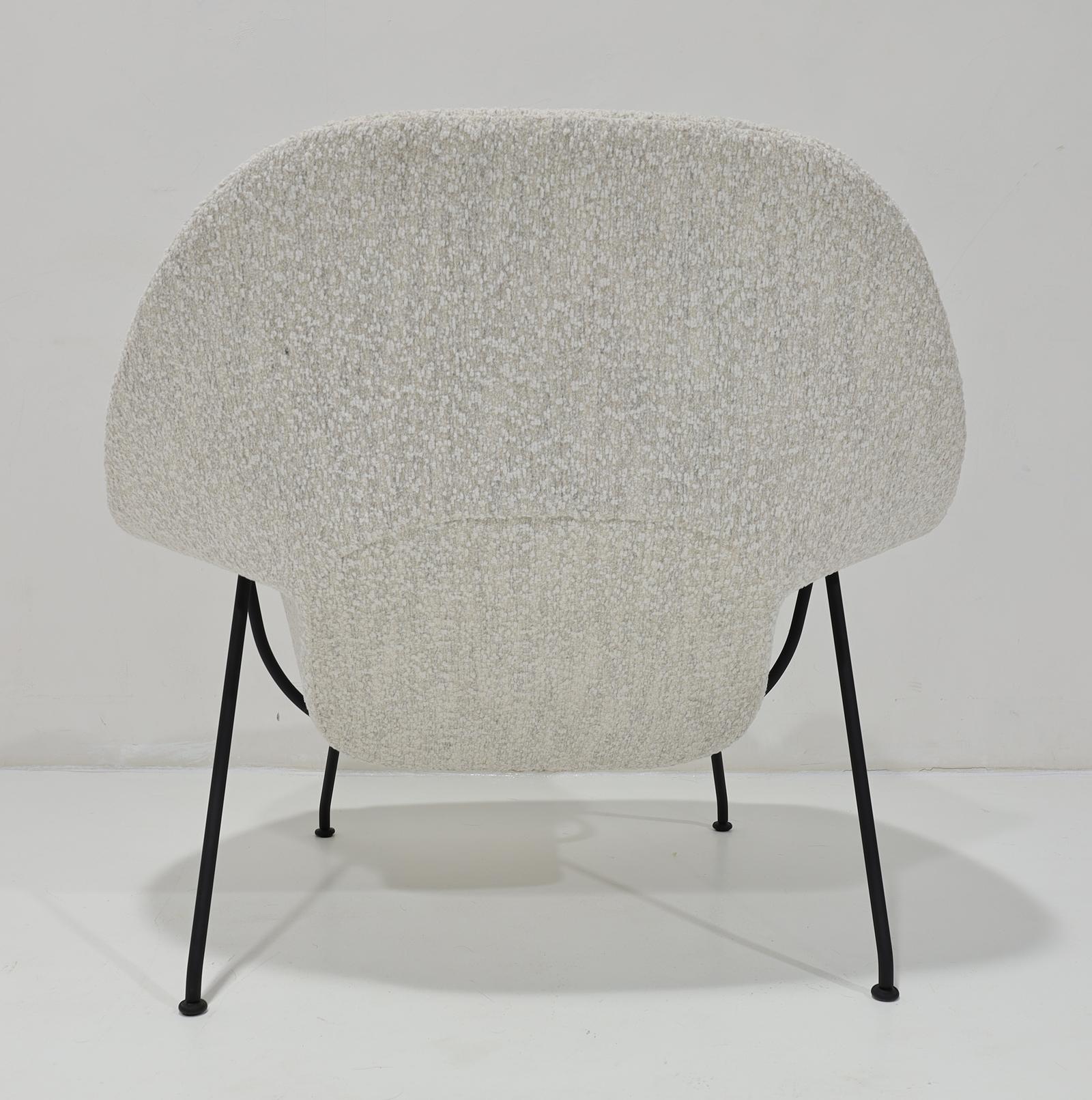 XX secolo Eero Saarinen for Knoll Womb Chair is Pierre Frey Boucle' in vendita