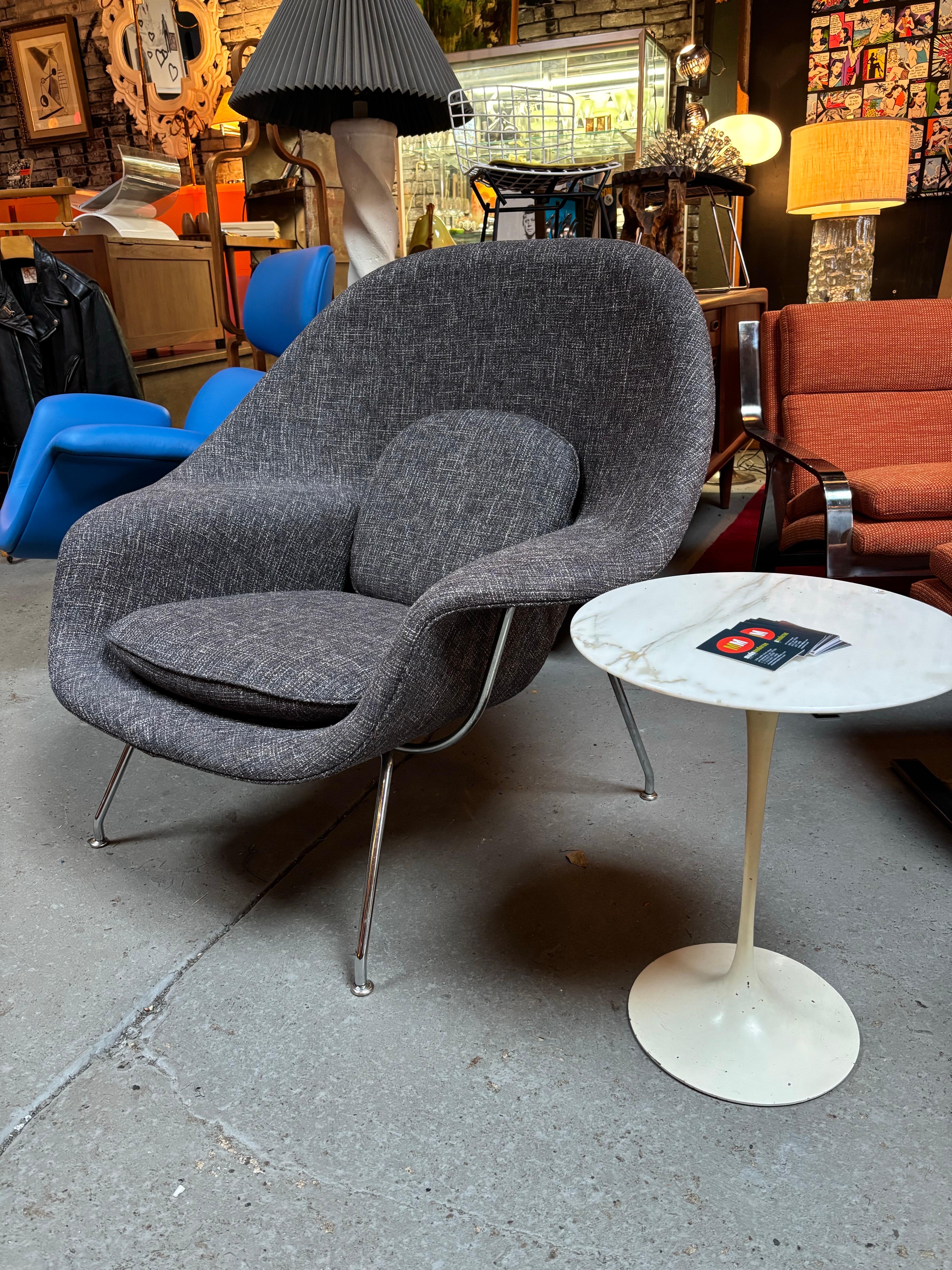 Eero Saarinen for Knoll Womb Chair newly reupholstered in a Rivington Charcoal in vendita 3