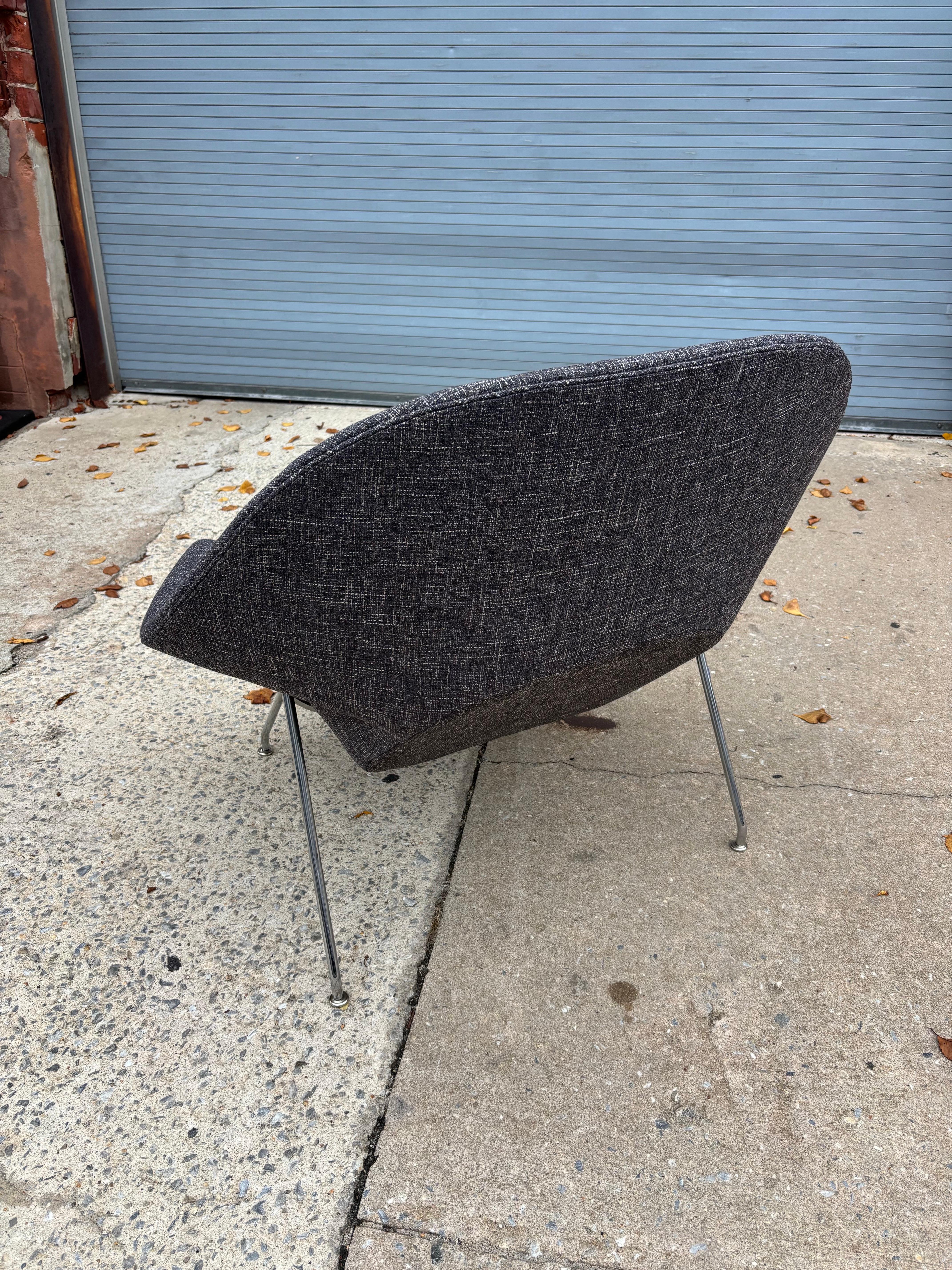 Mid-Century moderno Eero Saarinen for Knoll Womb Chair newly reupholstered in a Rivington Charcoal in vendita
