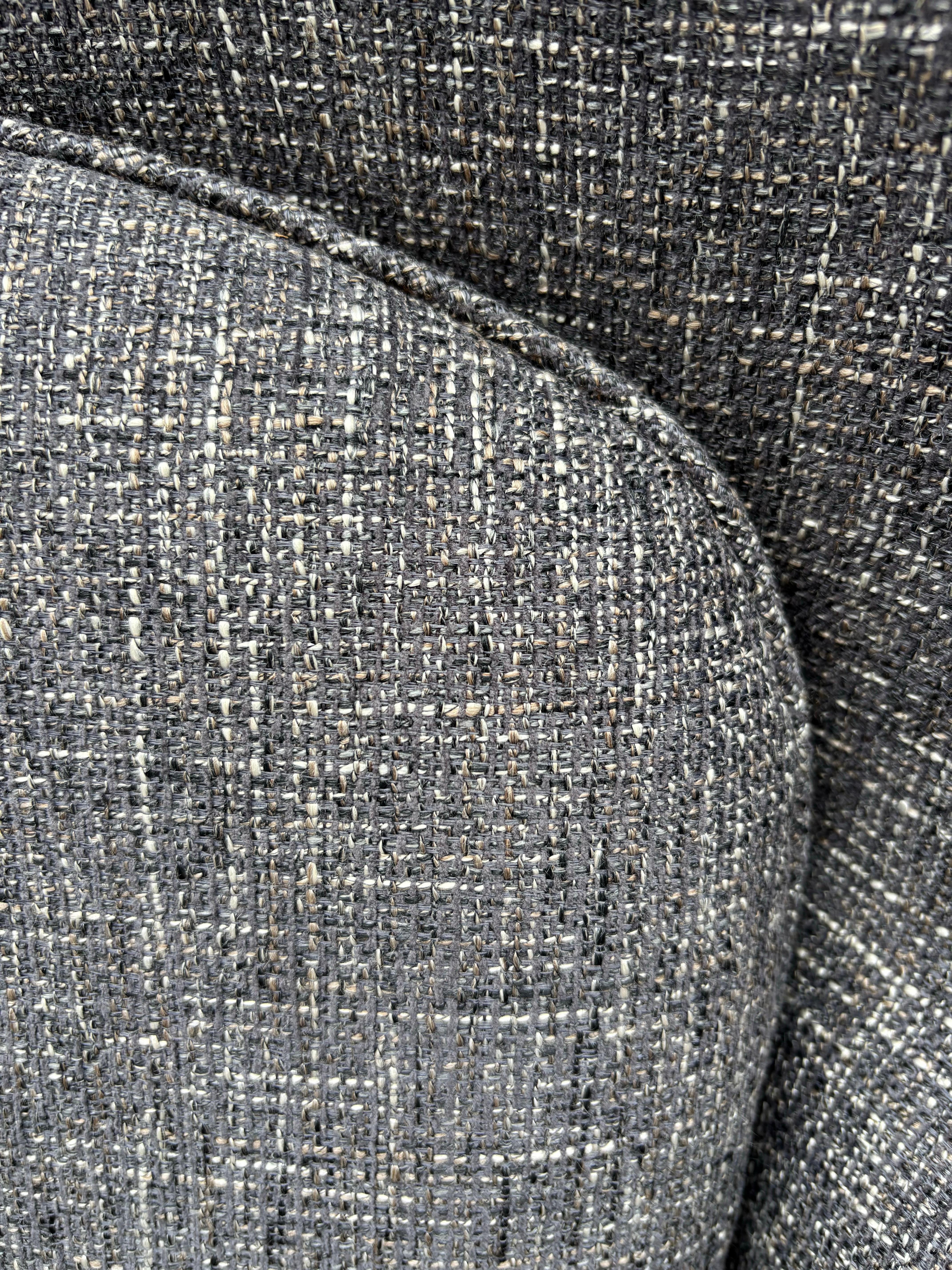 Americano Eero Saarinen for Knoll Womb Chair newly reupholstered in a Rivington Charcoal in vendita