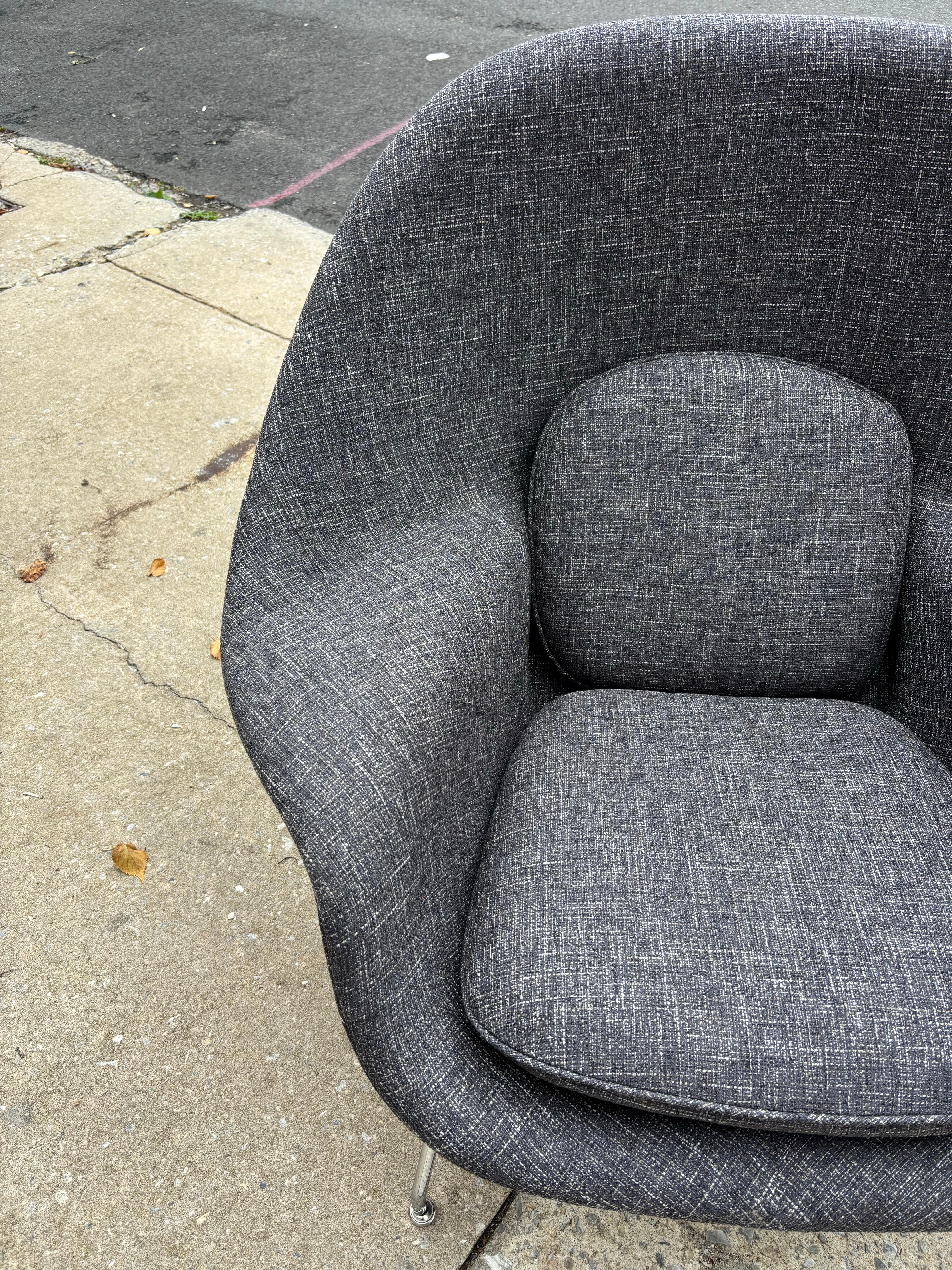 Fatto a macchina Eero Saarinen for Knoll Womb Chair newly reupholstered in a Rivington Charcoal in vendita