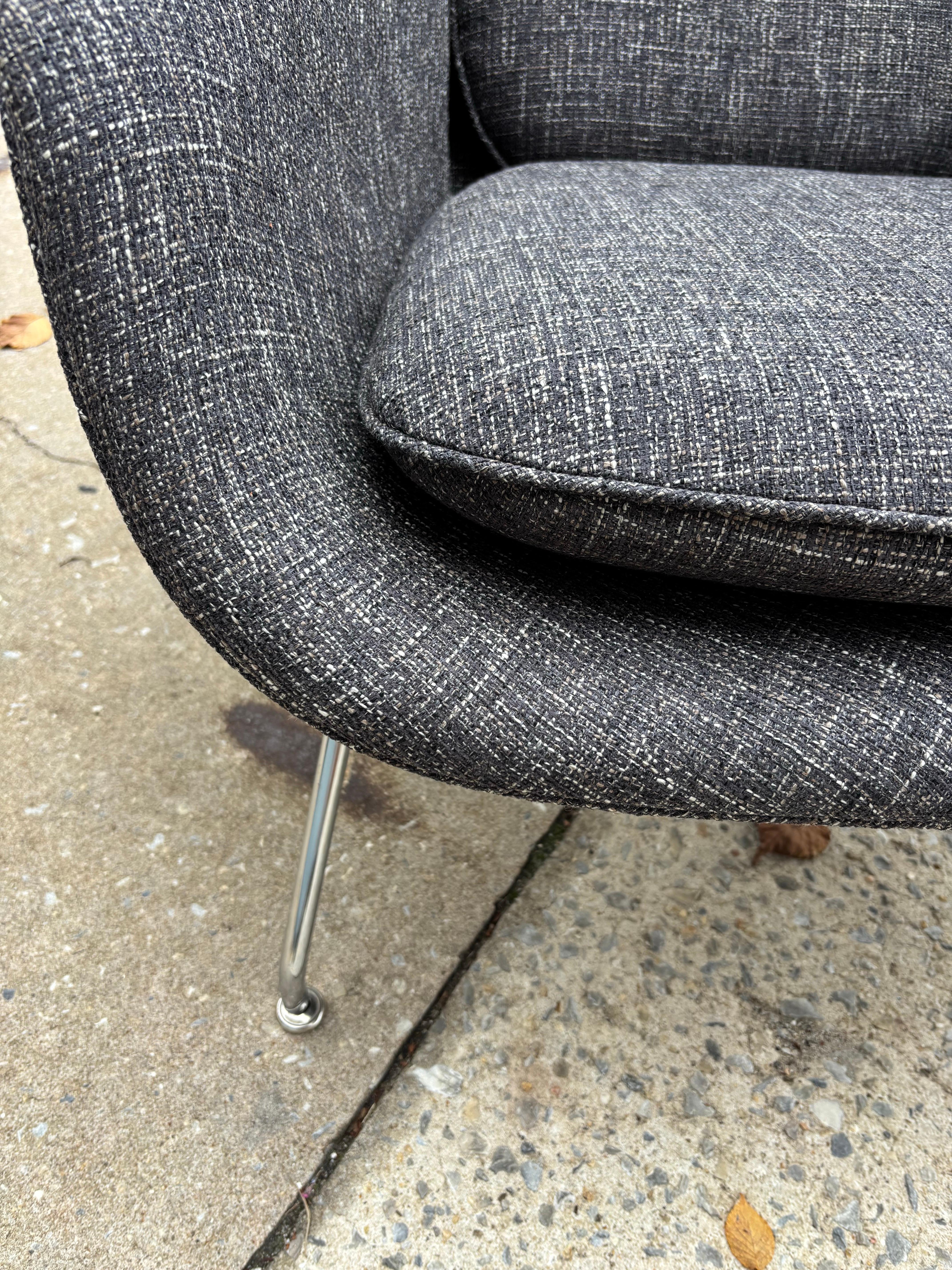 Eero Saarinen for Knoll Womb Chair newly reupholstered in a Rivington Charcoal In condizioni buone in vendita a Philadelphia, PA