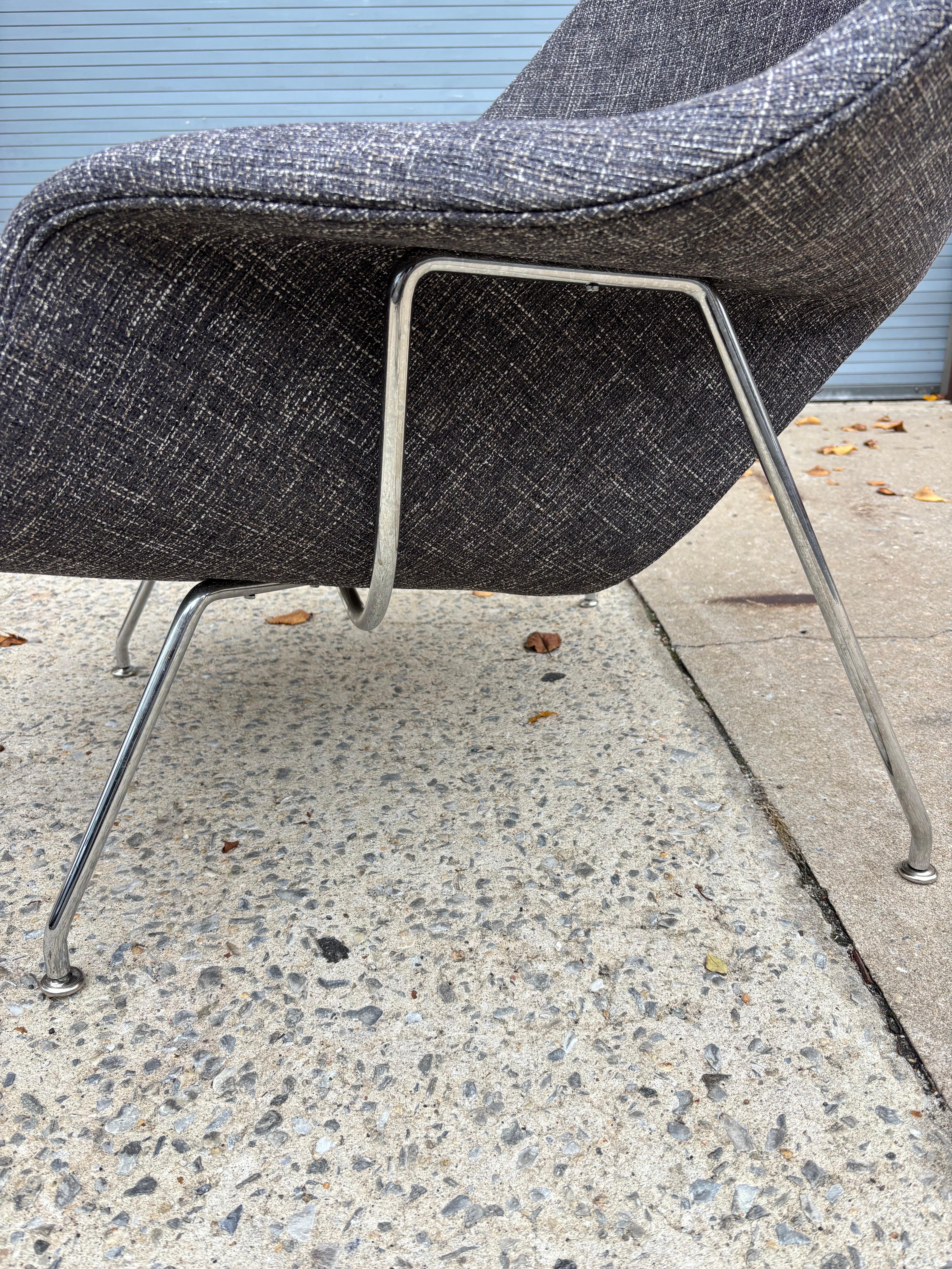 XX secolo Eero Saarinen for Knoll Womb Chair newly reupholstered in a Rivington Charcoal in vendita