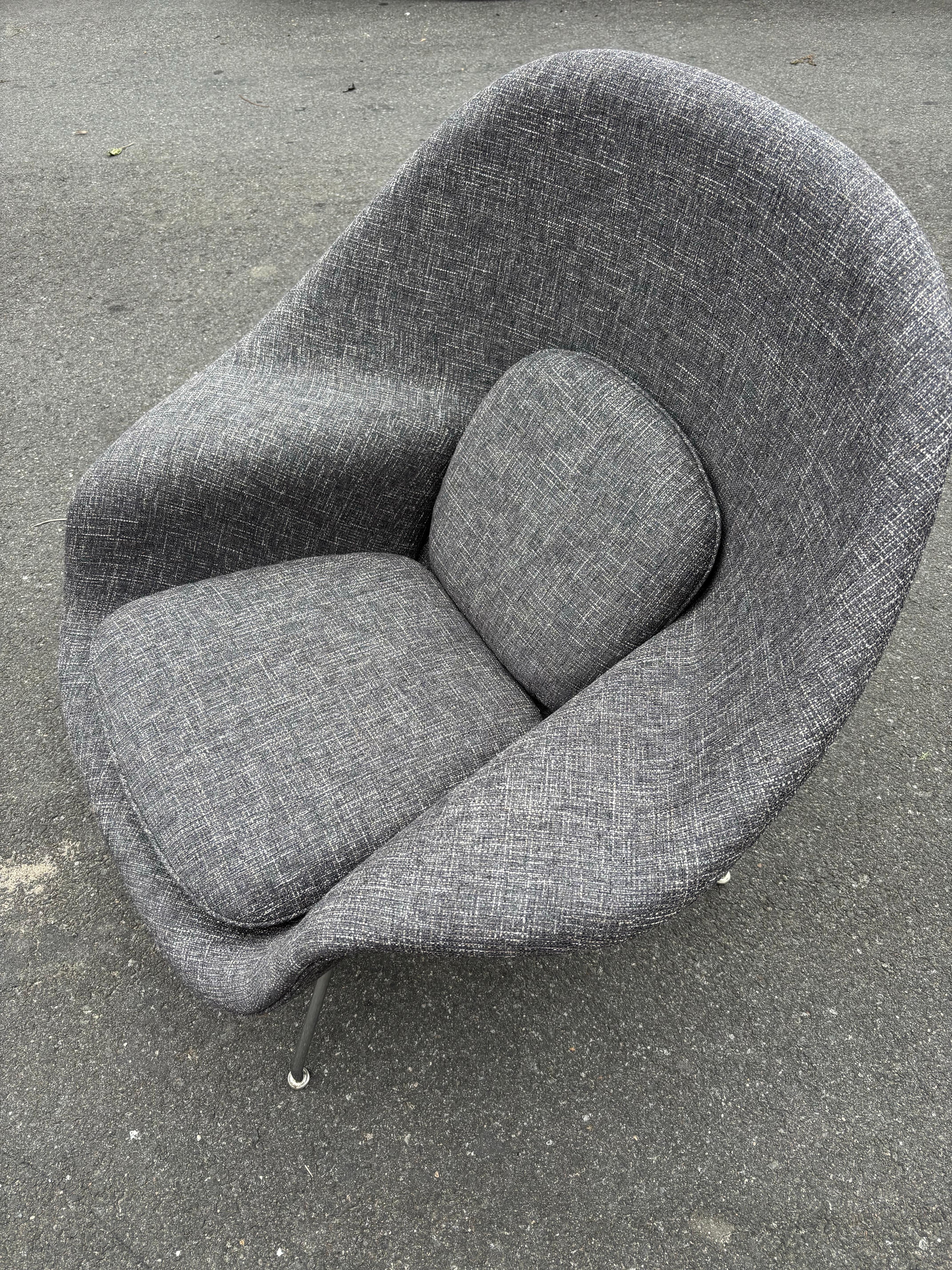 Tappezzeria Eero Saarinen for Knoll Womb Chair newly reupholstered in a Rivington Charcoal in vendita
