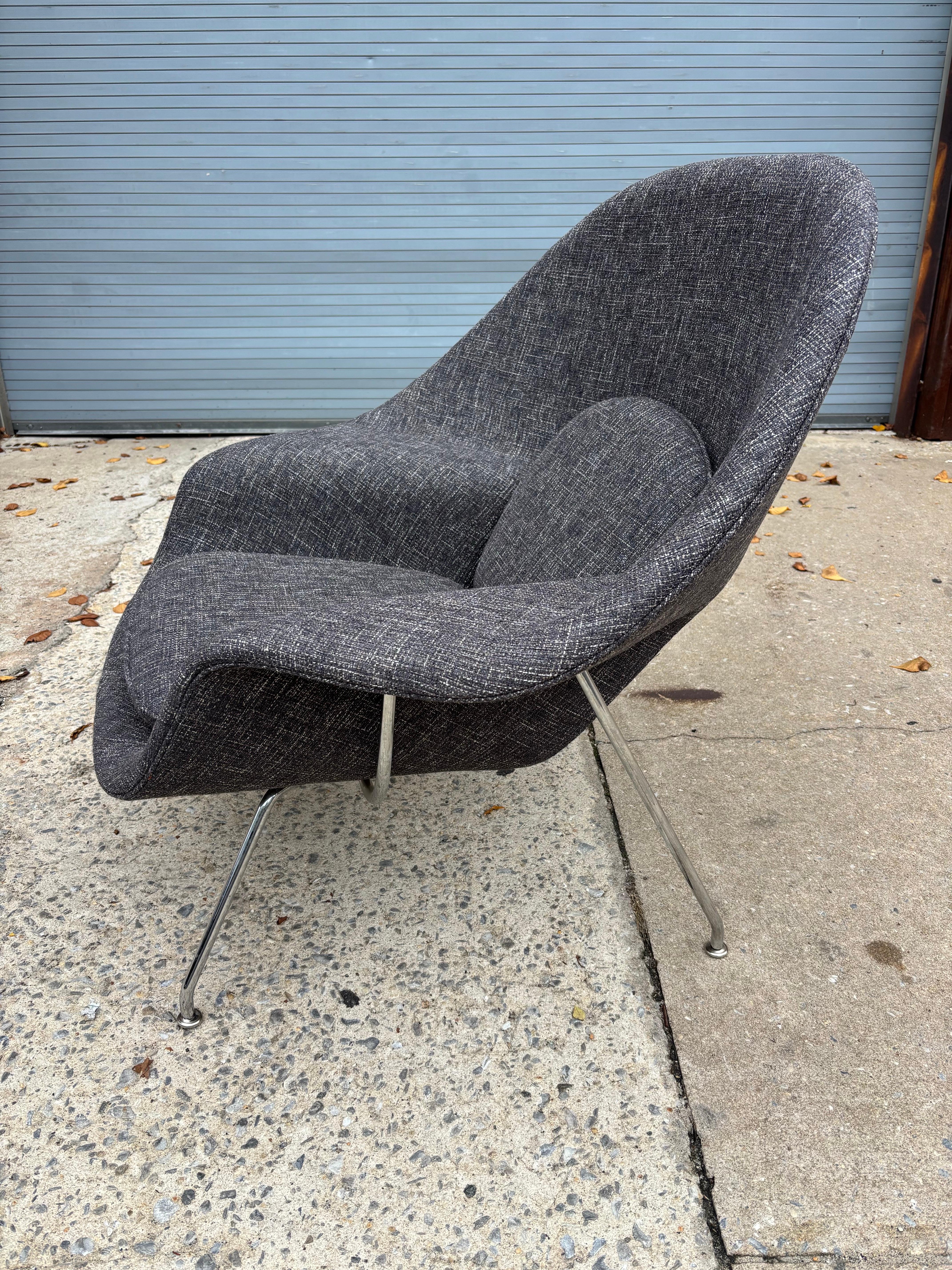 Eero Saarinen for Knoll Womb Chair newly reupholstered in a Rivington Charcoal in vendita 1