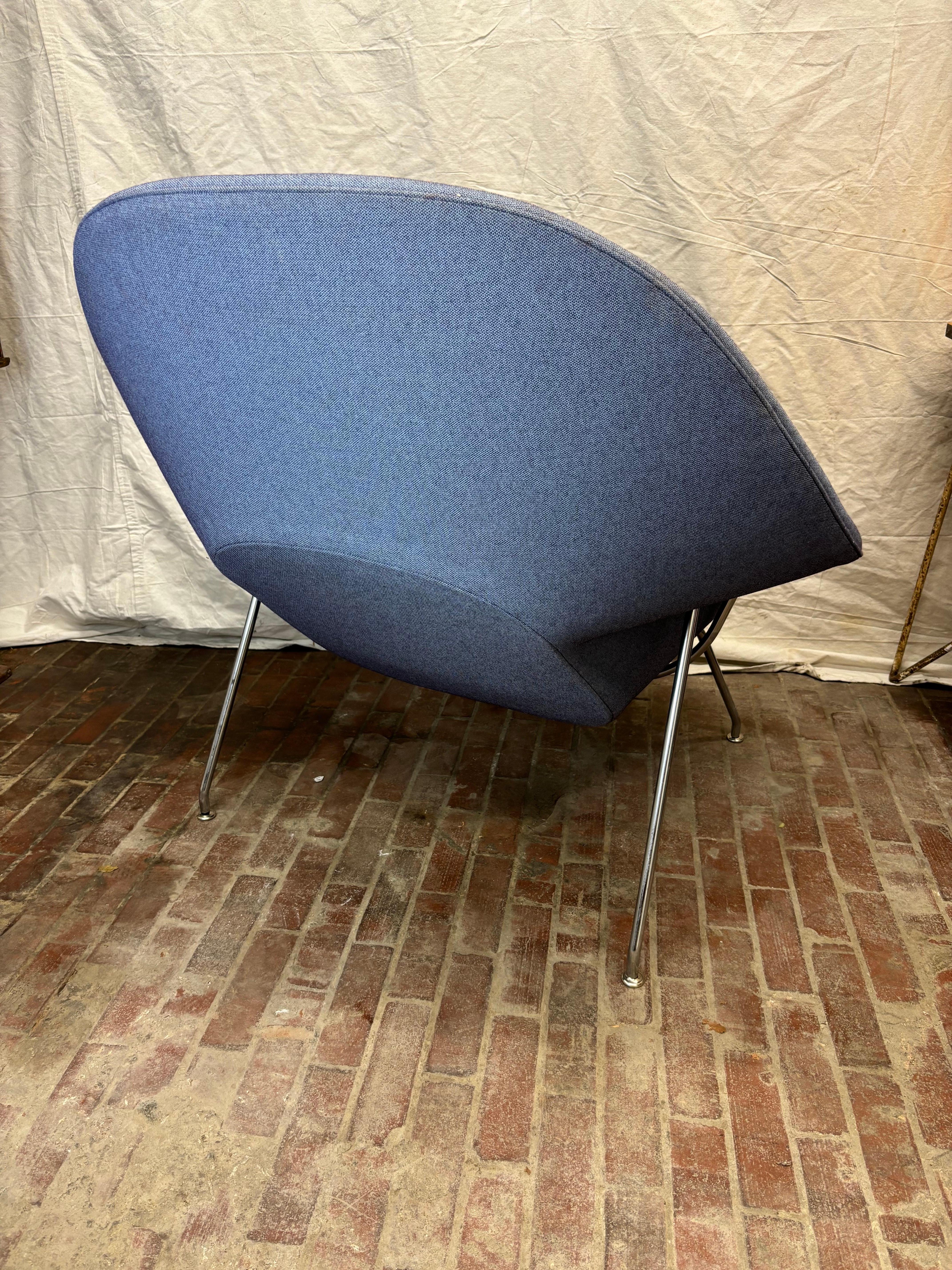 American Eero Saarinen for Knoll Womb Chair /ready for its makeover! For Sale
