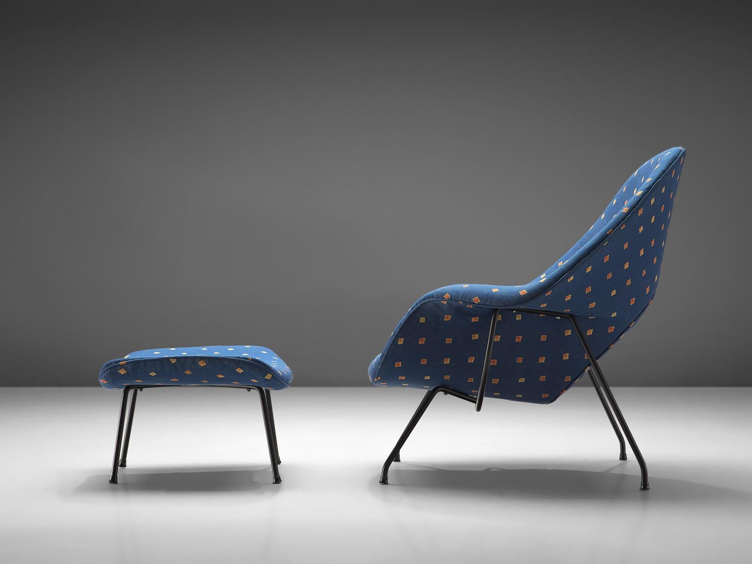 Eero Saarinen für Knoll: Stuhl „Womb“ mit Ottomane und blauer Polsterung  (Moderne der Mitte des Jahrhunderts) im Angebot
