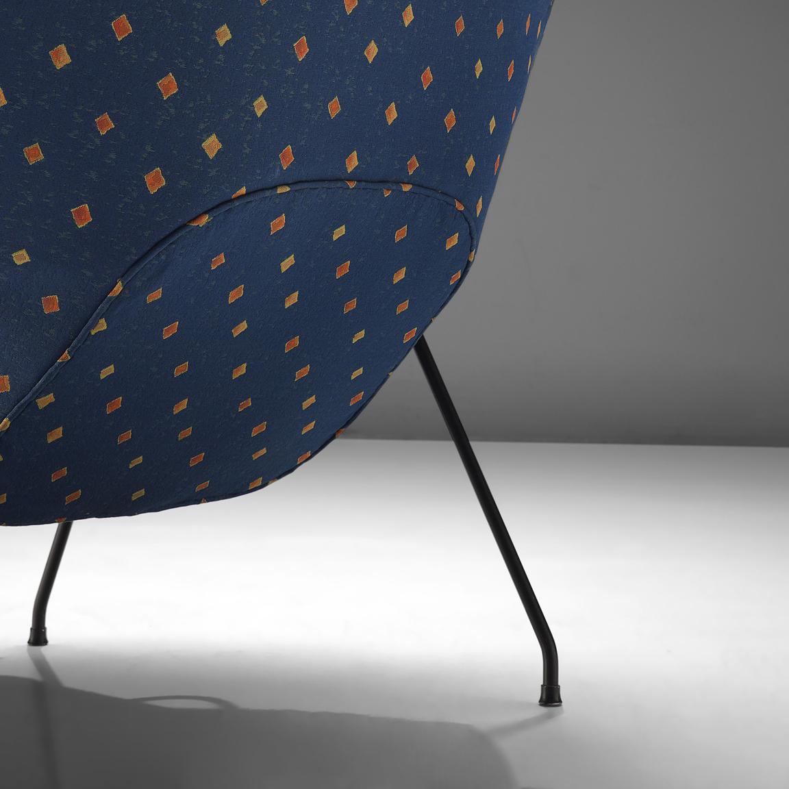 Eero Saarinen für Knoll: Stuhl „Womb“ mit Ottomane mit blauer Polsterung (amerikanisch)