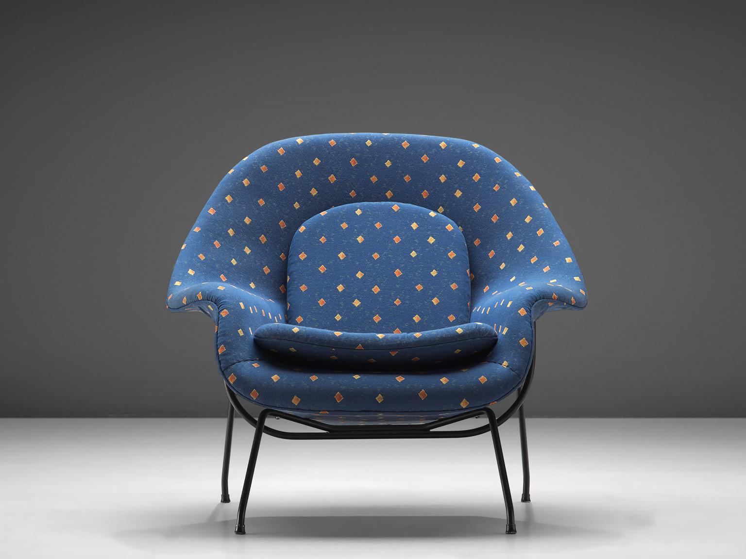 Eero Saarinen für Knoll: Stuhl „Womb“ mit Ottomane und blauer Polsterung  (Mitte des 20. Jahrhunderts) im Angebot