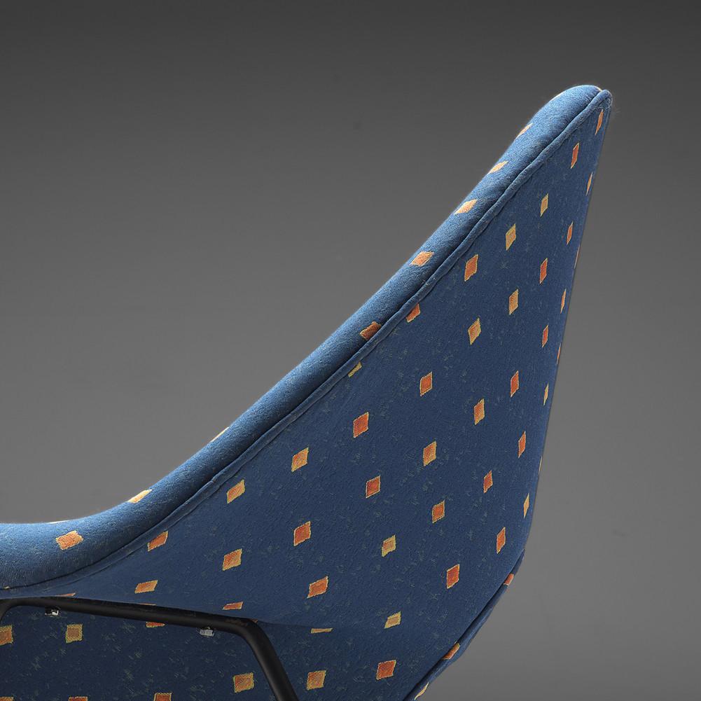 Chaise « Womb » d'Eero Saarinen pour Knoll avec repose-pieds en tissu bleu 1