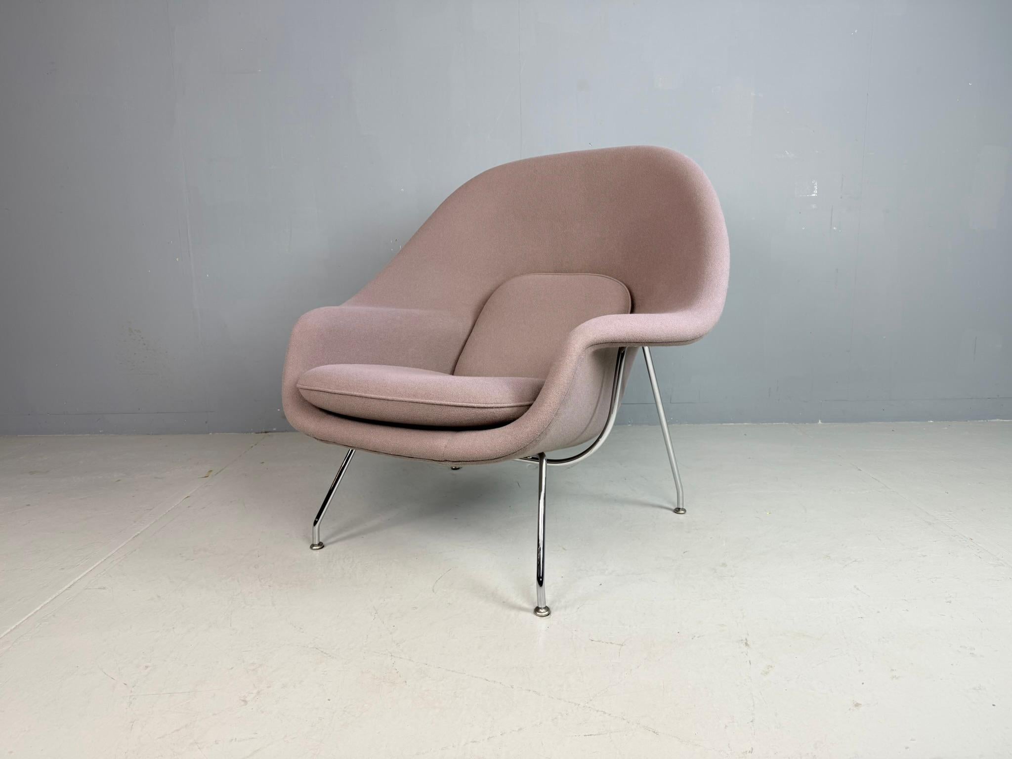Silla Womb Lounge de Eero Saarinen para Knoll, EE.UU., década de 1990

Diseñada por Eero Saarinen en 1948 para Florence Knoll y Knoll Associates, esta icónica Silla Womb ejemplifica la comodidad y la forma escultural de la modernidad de mediados de