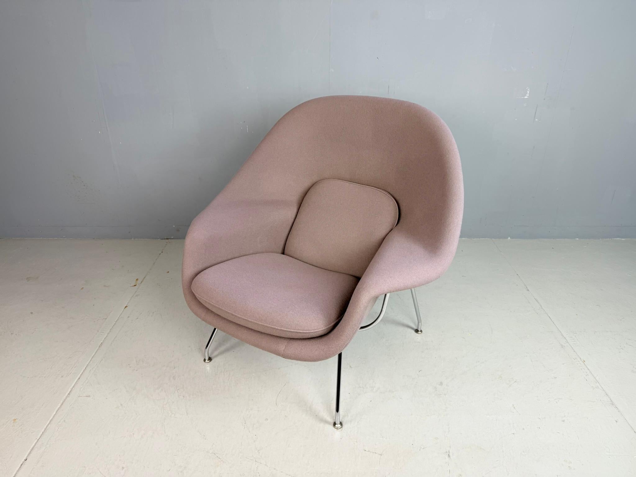 Eero Saarinen para Knoll Silla de salón Womb en tela gris malva Moderno de mediados de siglo en venta