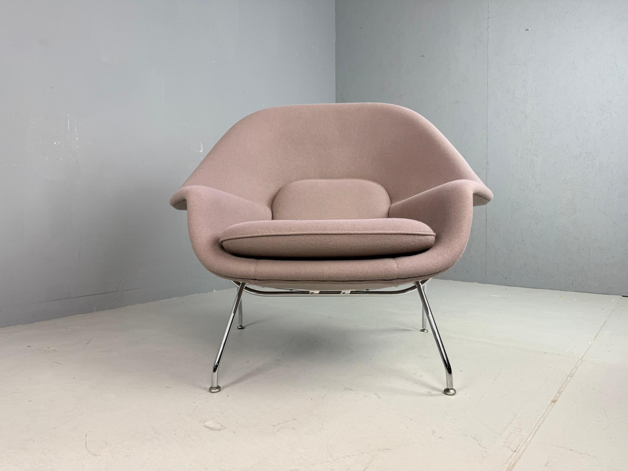 Eero Saarinen para Knoll Silla de salón Womb en tela gris malva siglo XX en venta