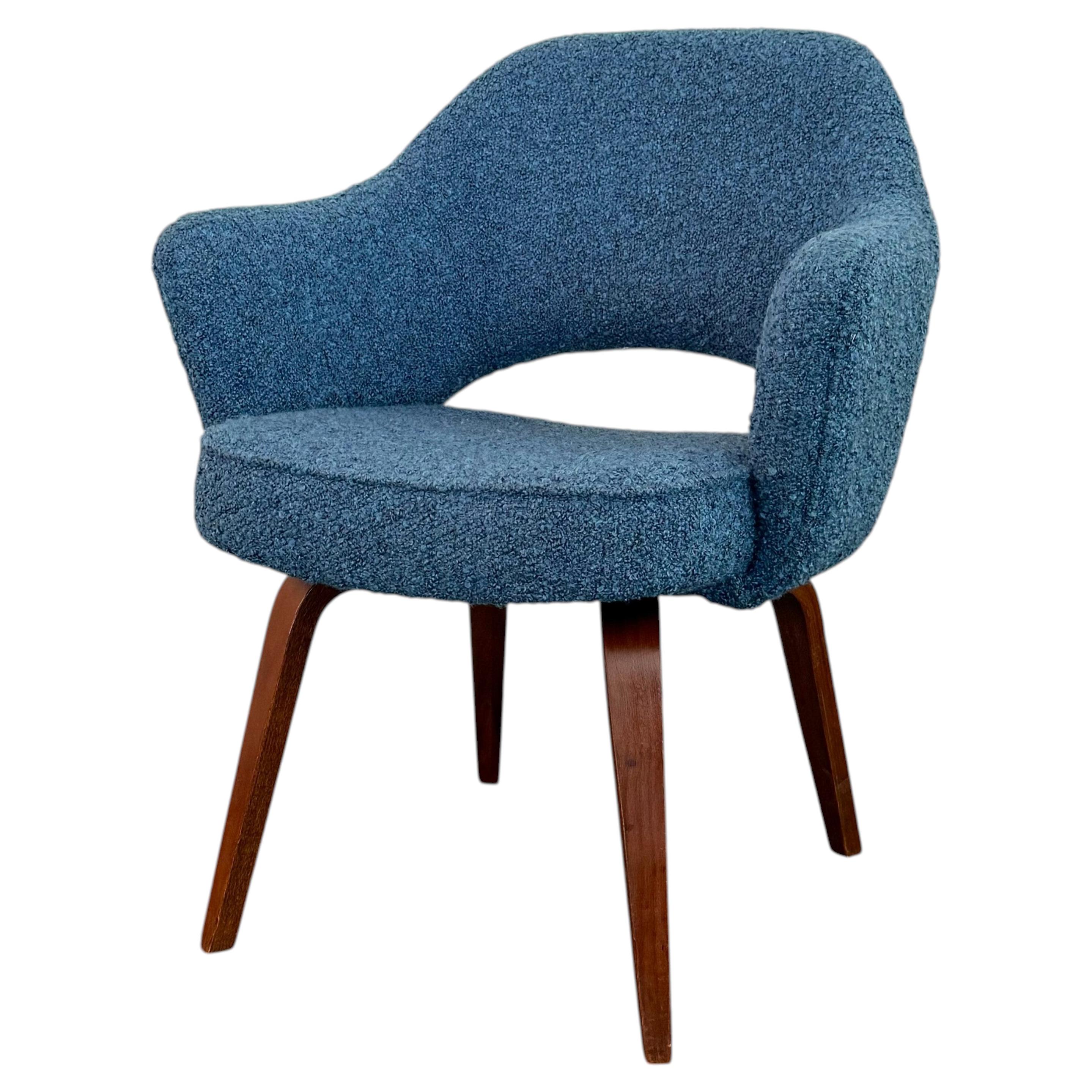 Eero Saarinen für Knoll: Holz-Chefsessel in blauem Bouclé