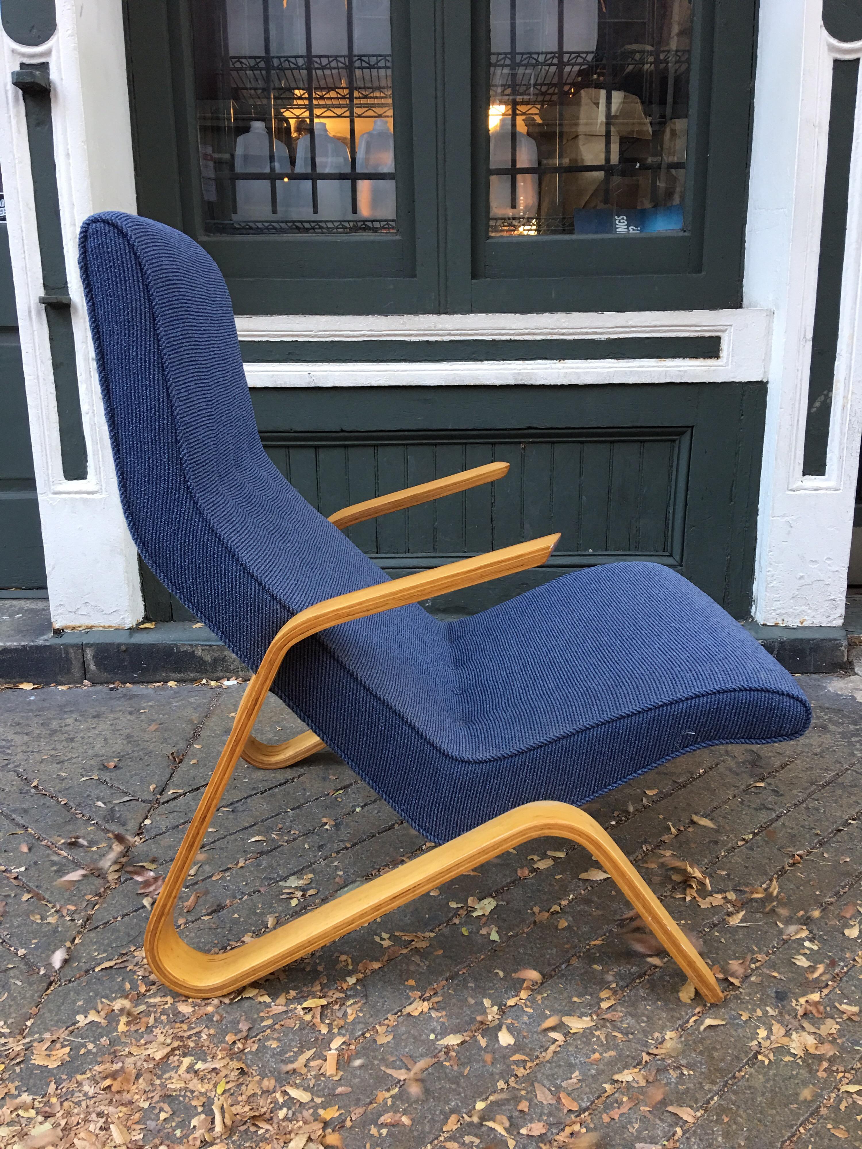 Beautiful Saarinen grasshopper chair by Knoll. Upholstered in the last 5 years, chair shows no wear! One of the 1st chairs designed for the Knoll Company by Saarinen in 1946. This model dates from the 1950s. Blond birch bentwood arms and a