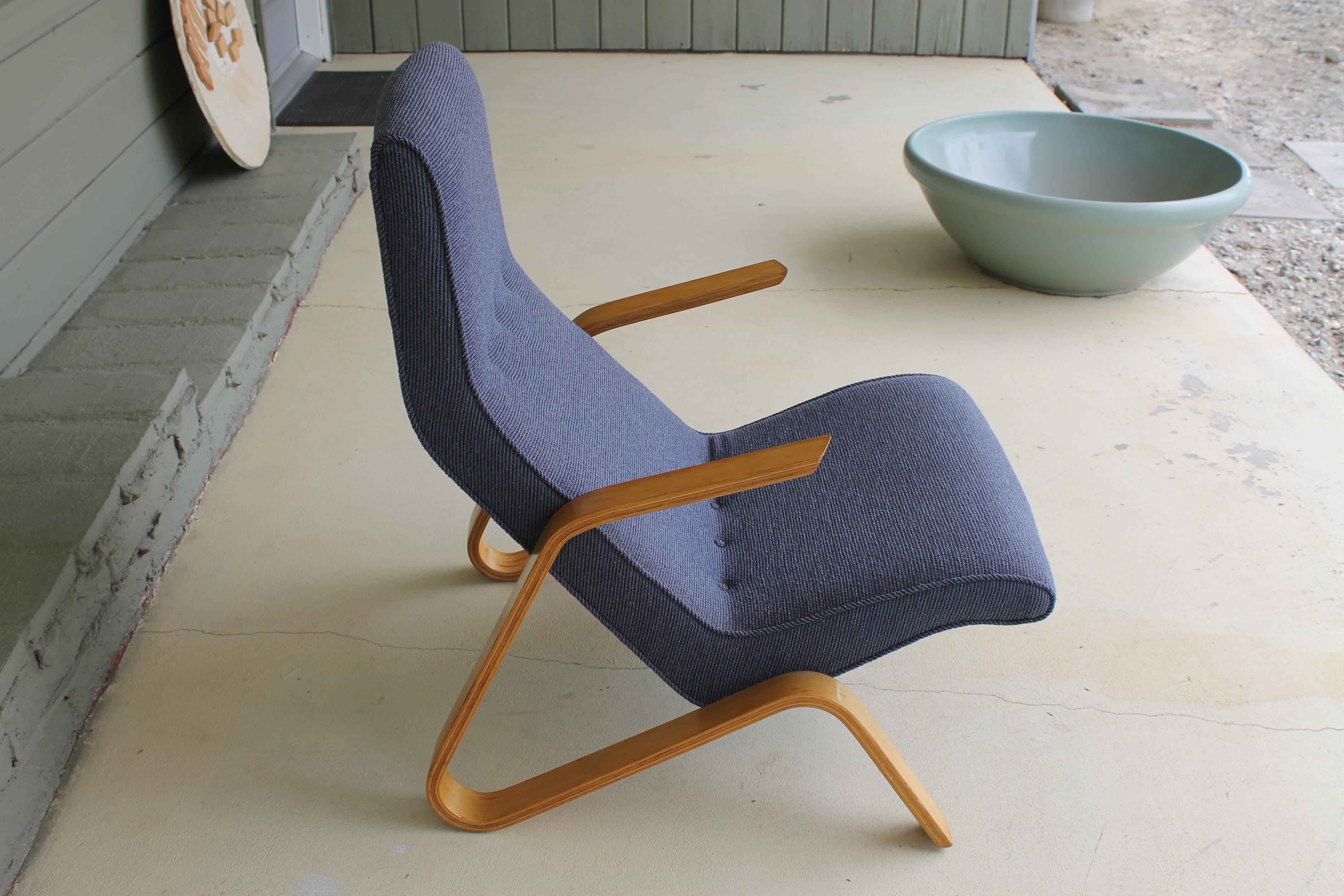 Eero Saarinen grasshopper lounge chair for Knoll. This was Saarinen's first chair for Knoll in the 1940s. It remained in the Knoll collection until 1965. Measures 29.5
