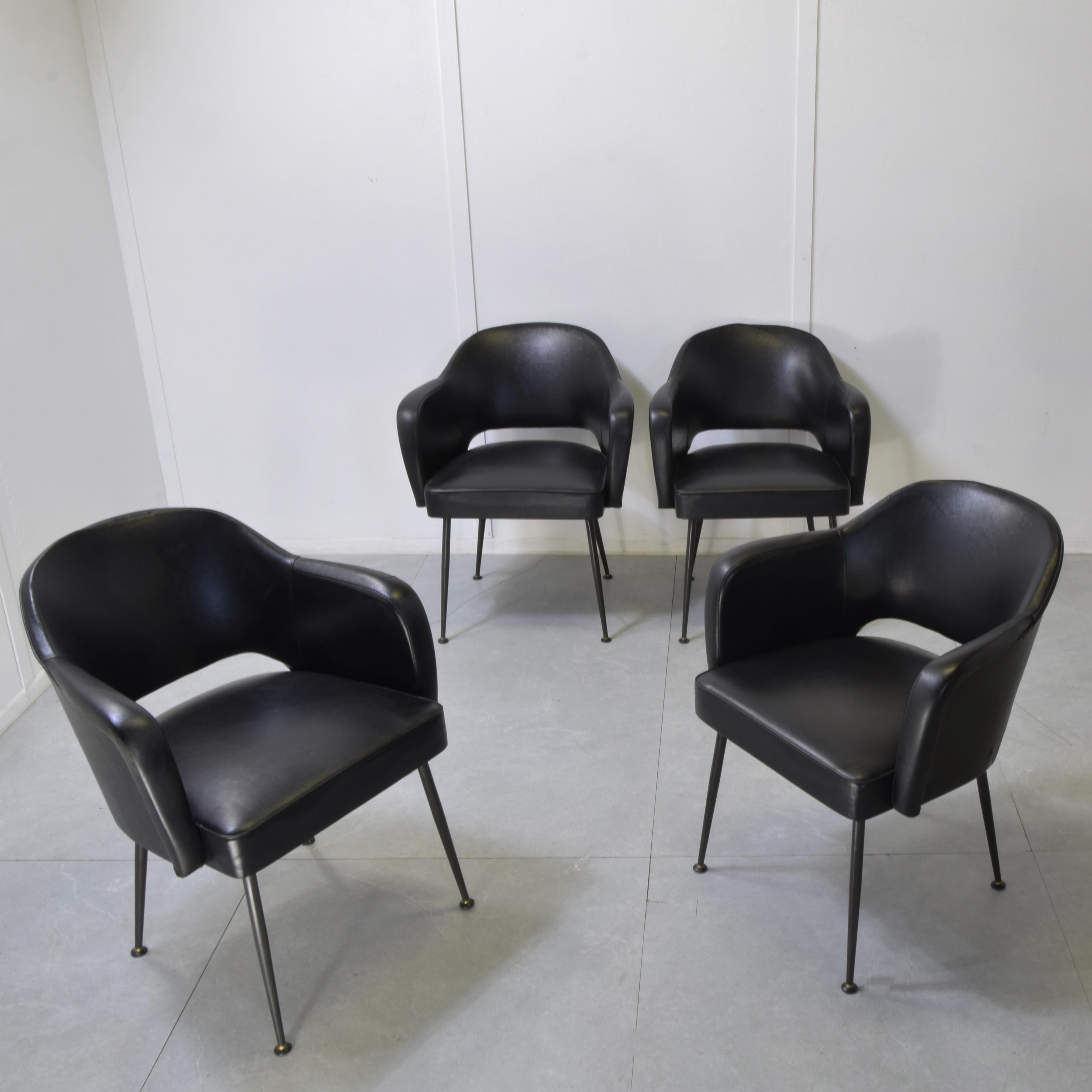 Quatre chaises longues des années 1960 dans le style d'Eero Saarinen, un excellent exemple de design moderniste caractérisé par un mélange de lignes courbes et de minimalisme structurel.
La coque est entièrement recouverte de faux cuir ou de simili