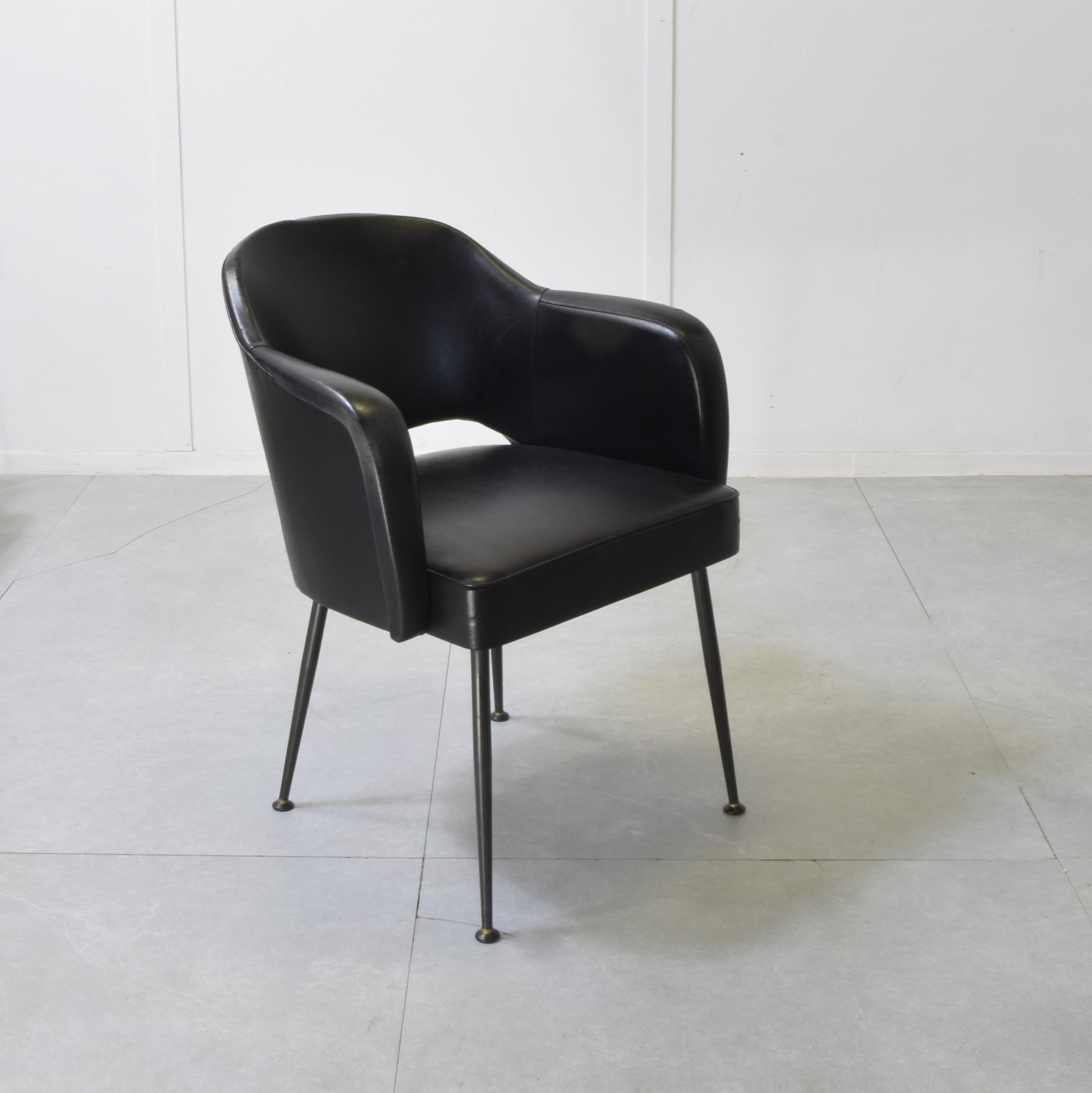 Milieu du XXe siècle Eero Saarinen dans les fauteuils de manière dans le ciel des années 1960. en vente