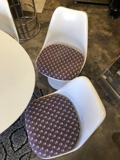 Eero Saarinen Knoll 1959 Tulip Pedestal Table with Six Chairs