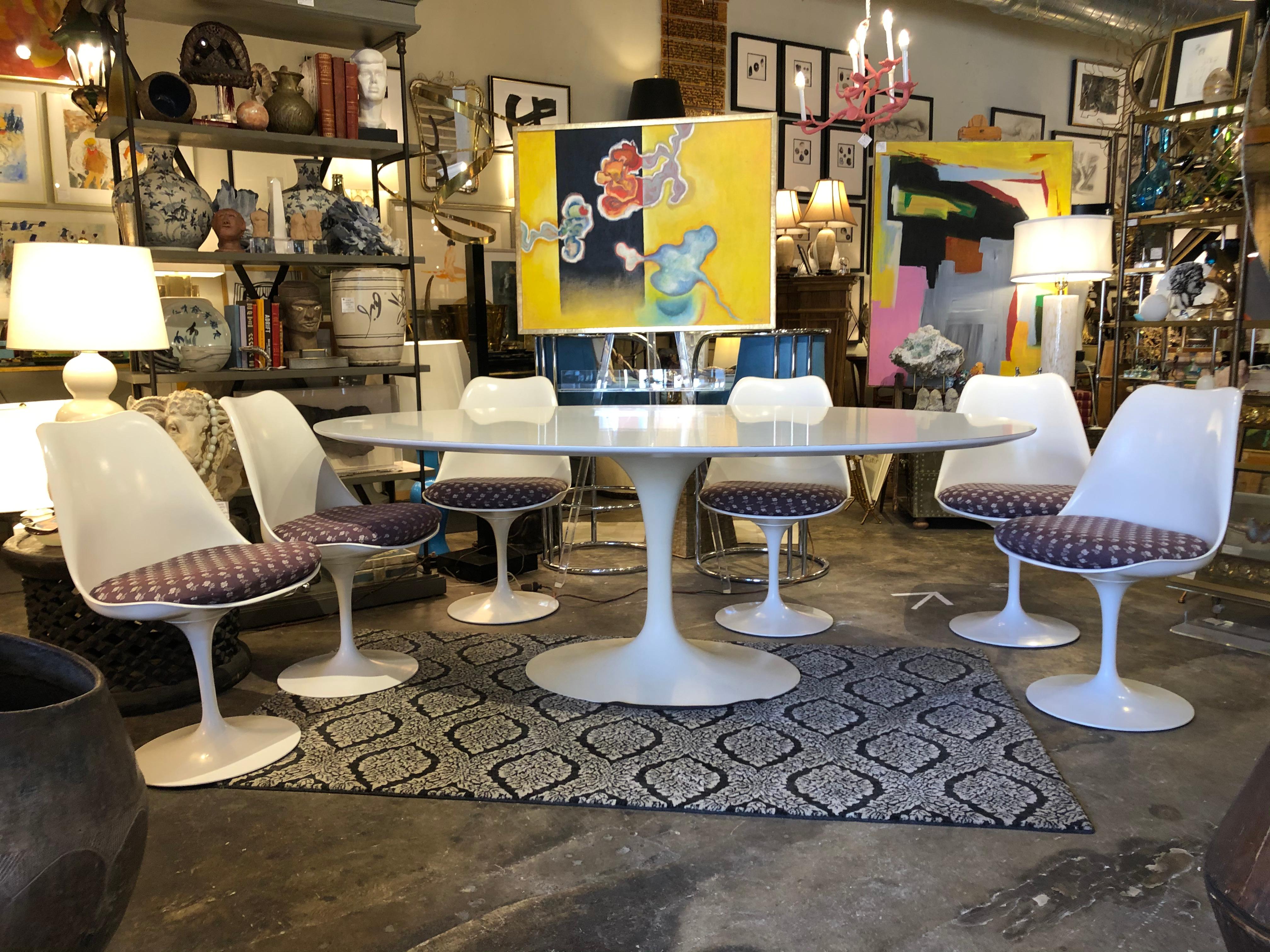 Eero Saarinen Knoll 1959 Tulip Pedestal Table with Six Chairs In Excellent Condition In Chicago, IL