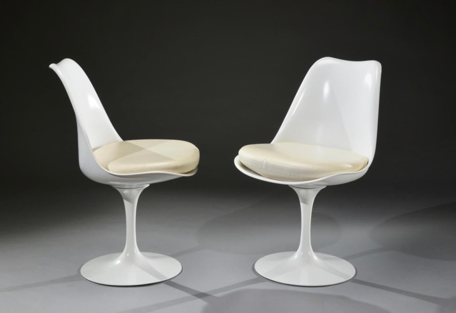 Eero Saarinen (1910-1961) & Knoll International

Pair of Tulip model chairs
Shell in white lacquered fiberglass, swivel base in cast aluminum covered with white Rilsan.
Patties in white synthetic leather.
Measures: 31.89 x 20.08 x 17.33 in

Paire de