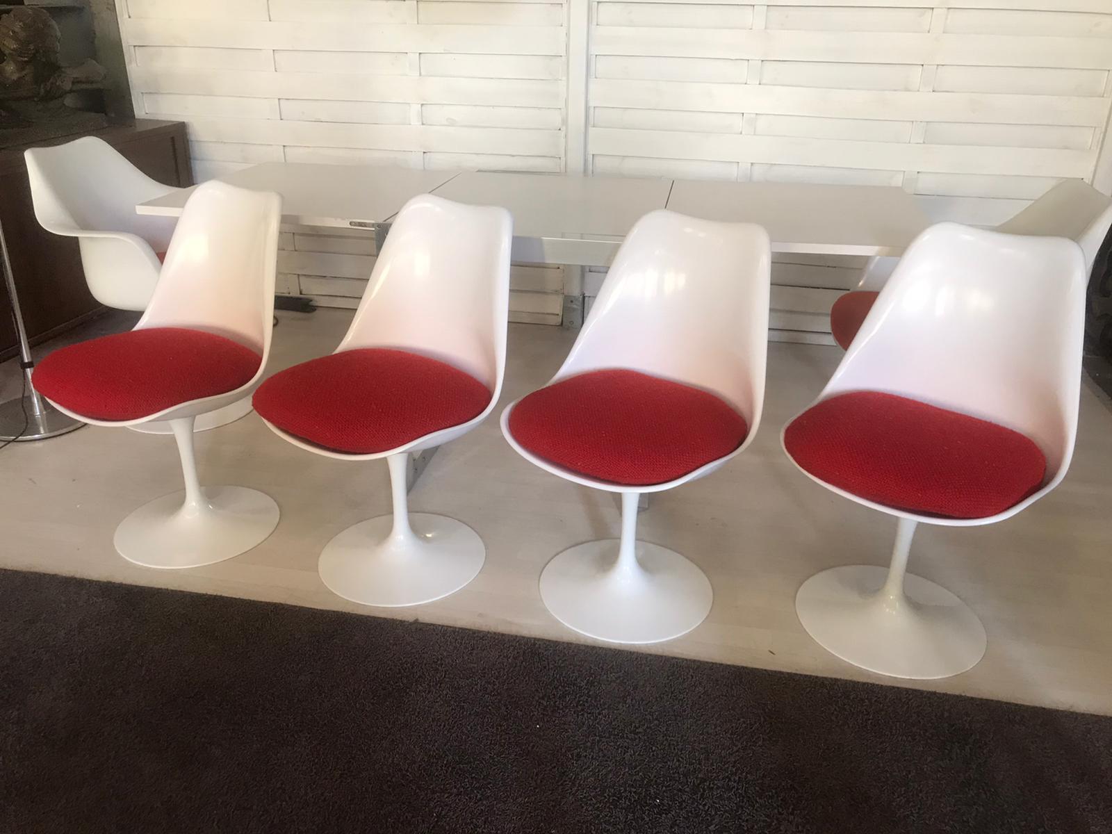 Eero Saarinen (1910-1961) & Knoll International

Suite of 4 Tulip model chairs
White lacquered fiberglass shell, swivel base in cast aluminum covered with white Rilsan 
Dimensions: 31.89 x 20.08 x 17.33 in

Suite de 4 chaises modèle
