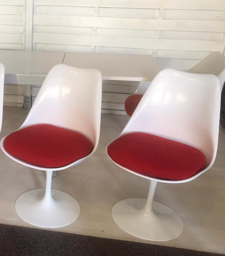 Scandinavian Modern Eero Saarinen & Knoll 4 Swivel Tulip Chairs For Sale