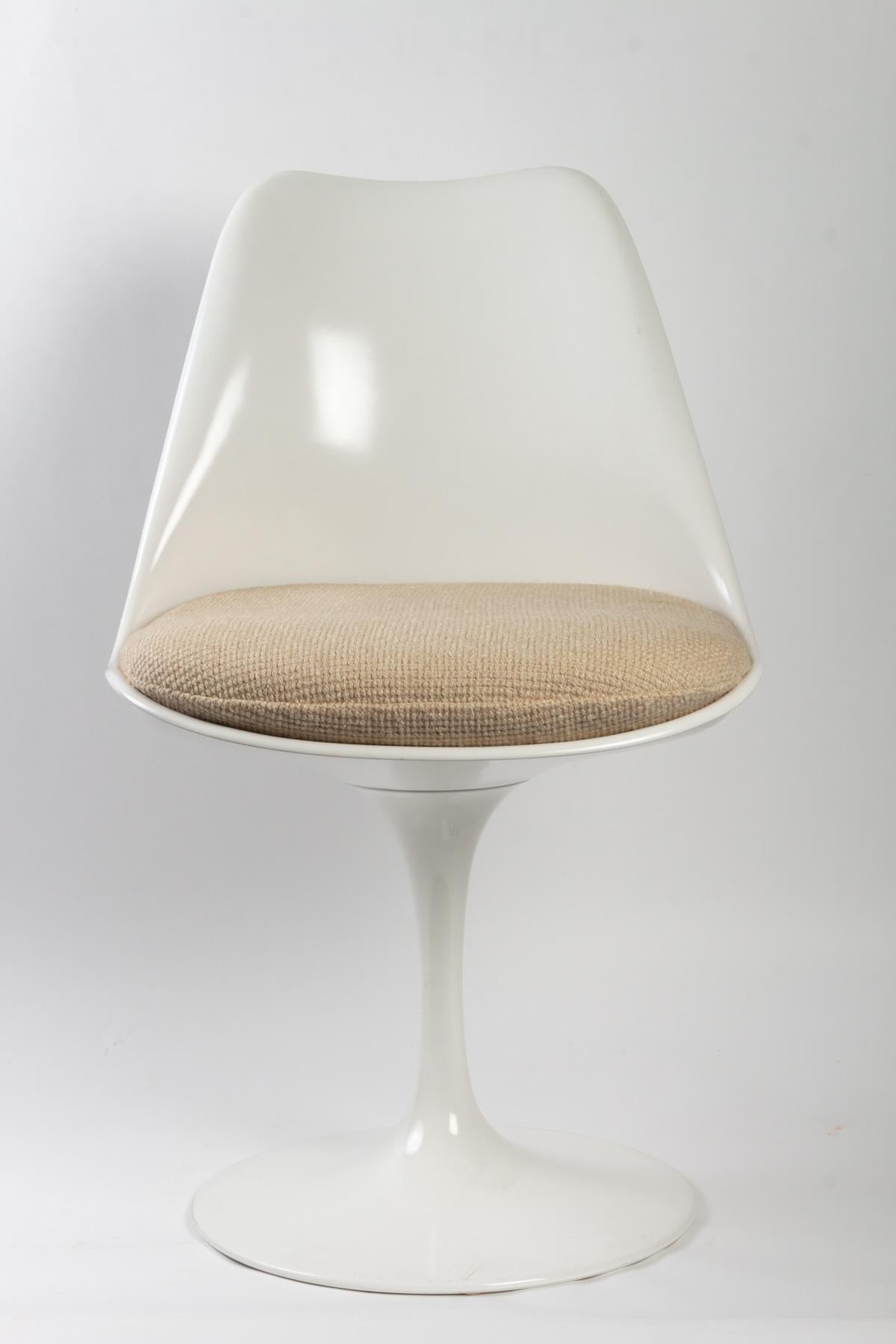 Eero Saarinen (1910-1961) & Knoll International
Suite de 4 chaises modèle Tulipe
Coque en fibre de verre laquée blanc, piètement pivotant en fonte d'aluminium recouvert de Rilsan blanc
Measures: 81 x 51 x 44 cm. The tulip chair was designed by