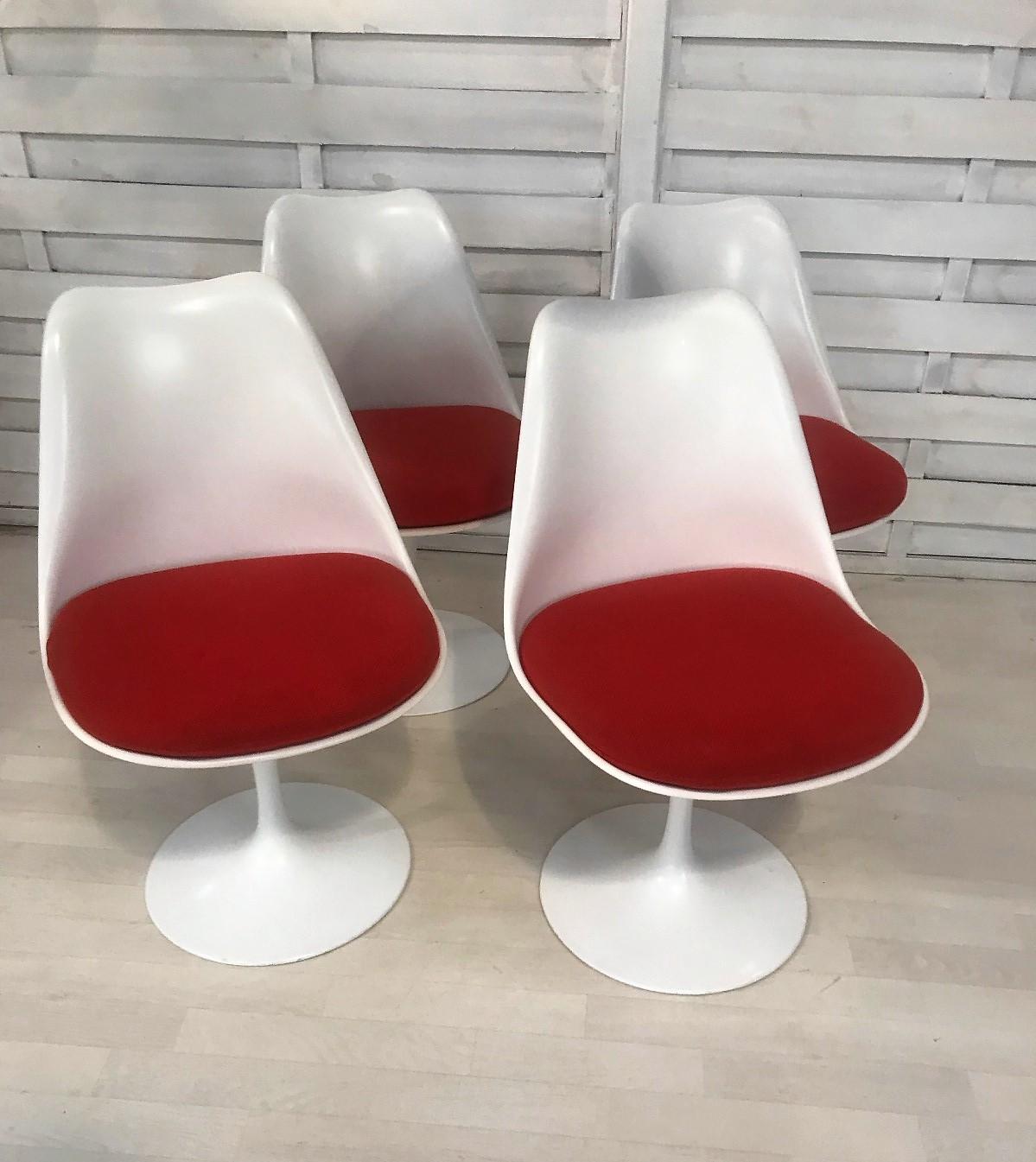 Eero Saarinen (1910-1961) & Knoll International

Suite of 4 Tulip model chairs
White lacquered fiberglass shell, base in cast aluminum covered with white Rilsan. Non swivel.
Dimensions: 31.89 x 20.08 x 17.33 in

Suite de 4 chaises modèle